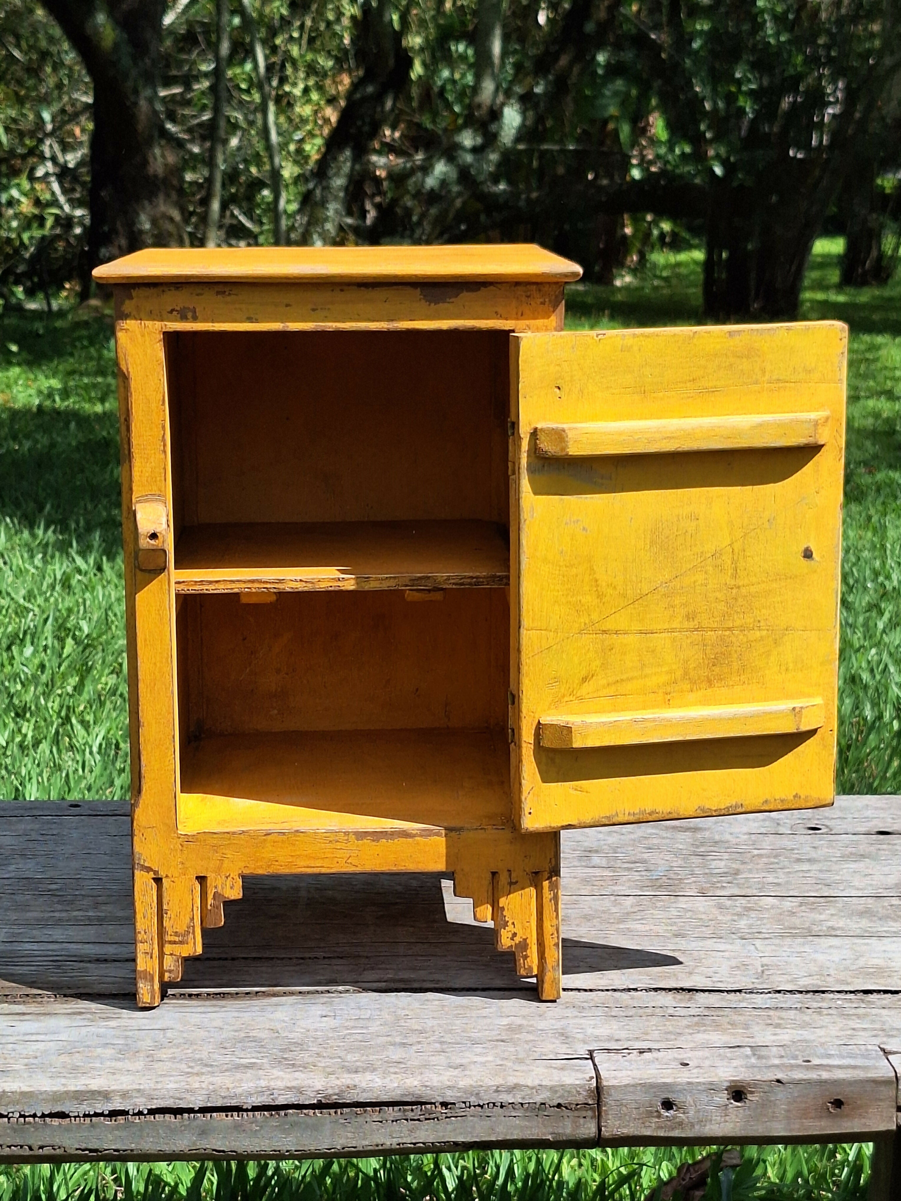 Mesinha de Cabeceira / Armarinho Tinta Gasta Amarela Madeira Maciça Garimpo Mineiro