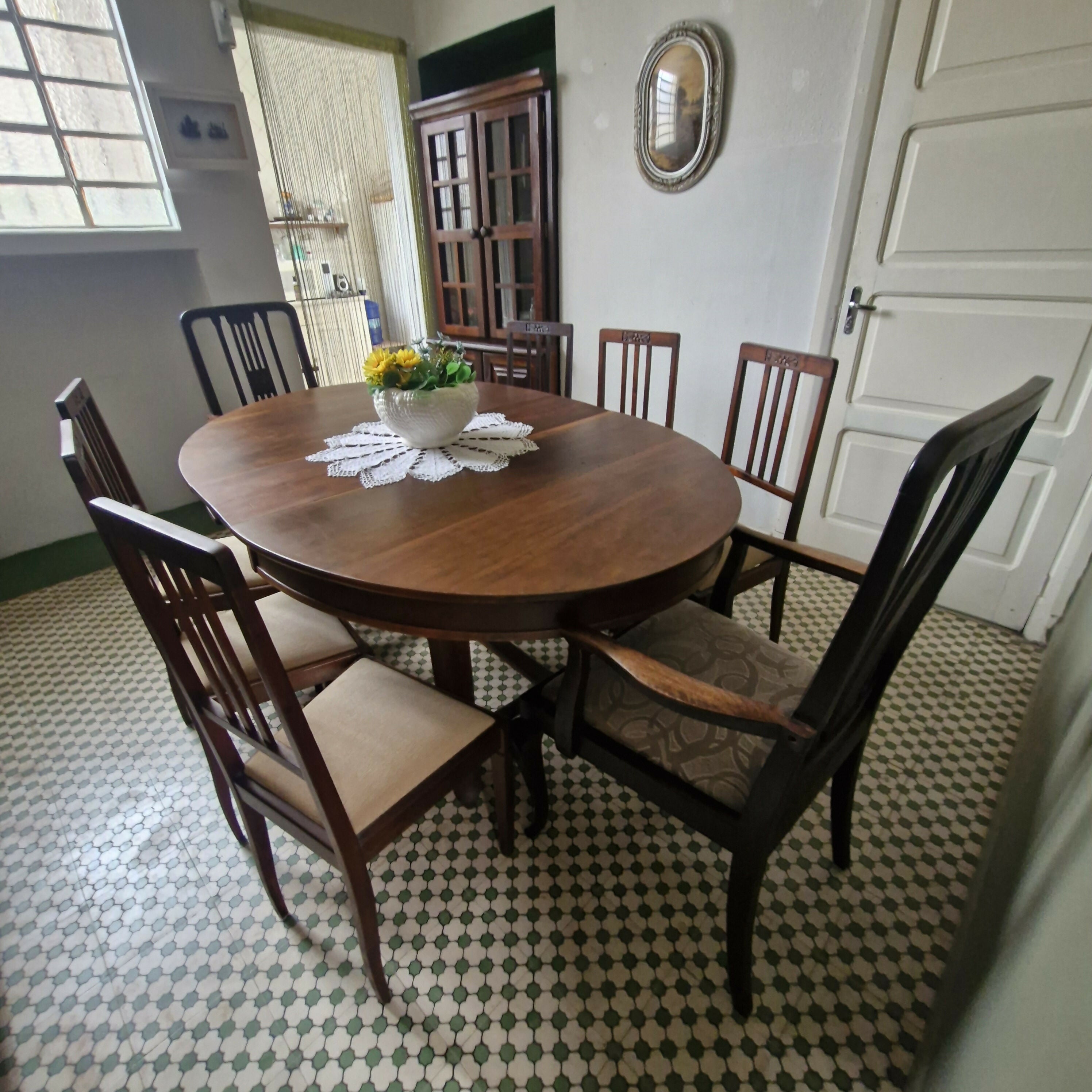 Jogo de Jantar Art Deco com mesa oval e 8 cadeiras