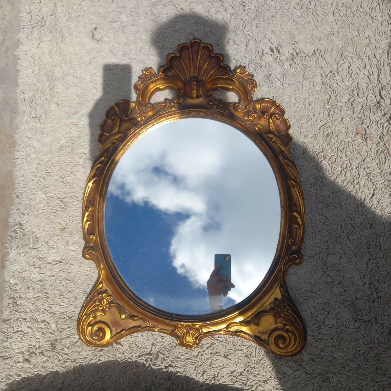 Espelho e aparador dourados