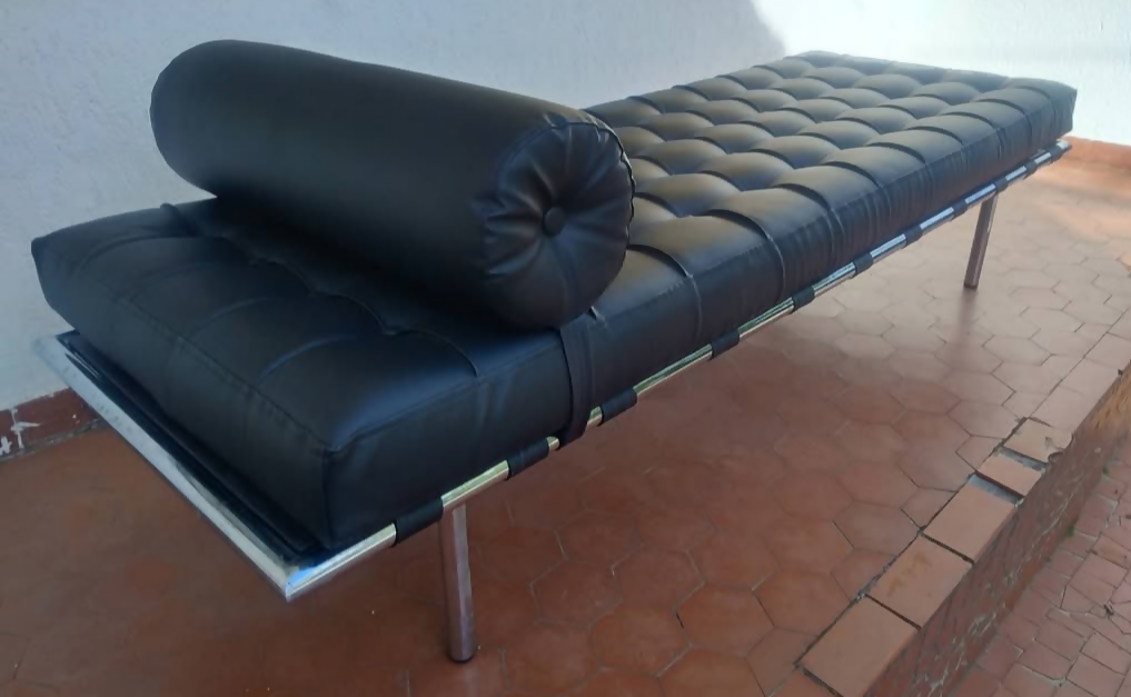 Chaise Divã Preta Design Cromada Couro Nova