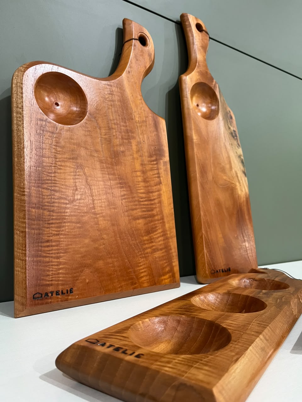 Conjunto de Tábuas e Petisqueiras Artesanais em Cedro-Rosa