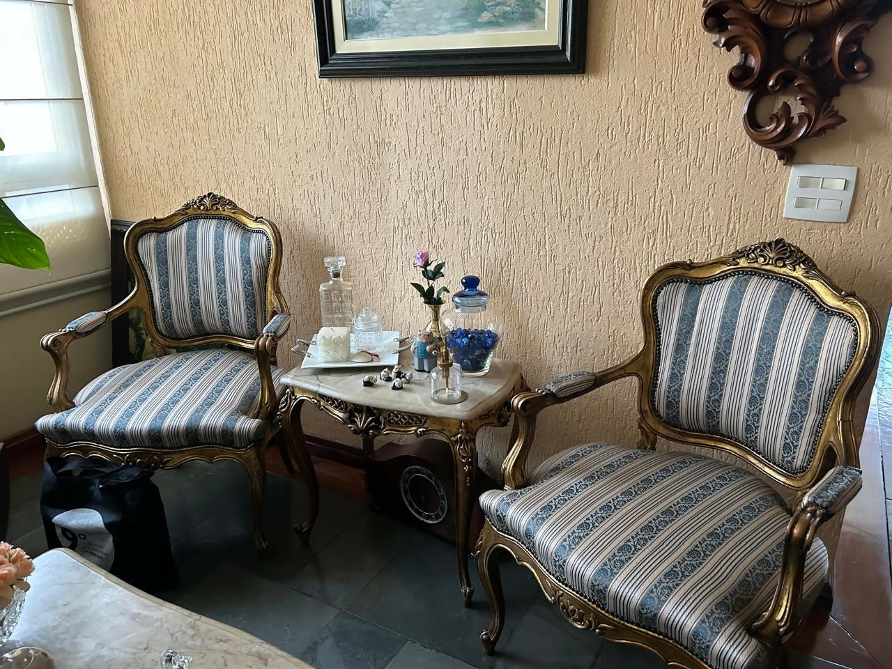 Par de Poltronas Luis XV em tecido listrado