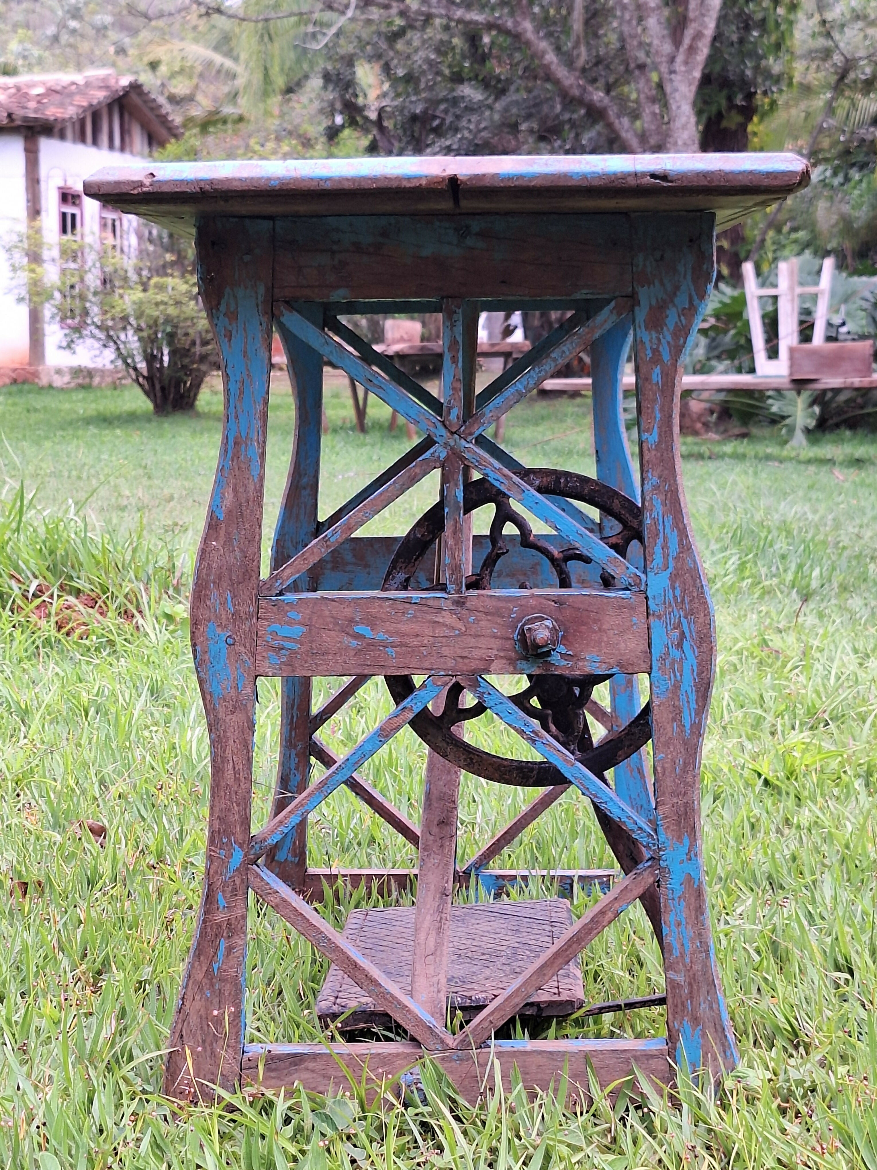 Mesinha de Costura Manual Antiga Garimpo Mineiro