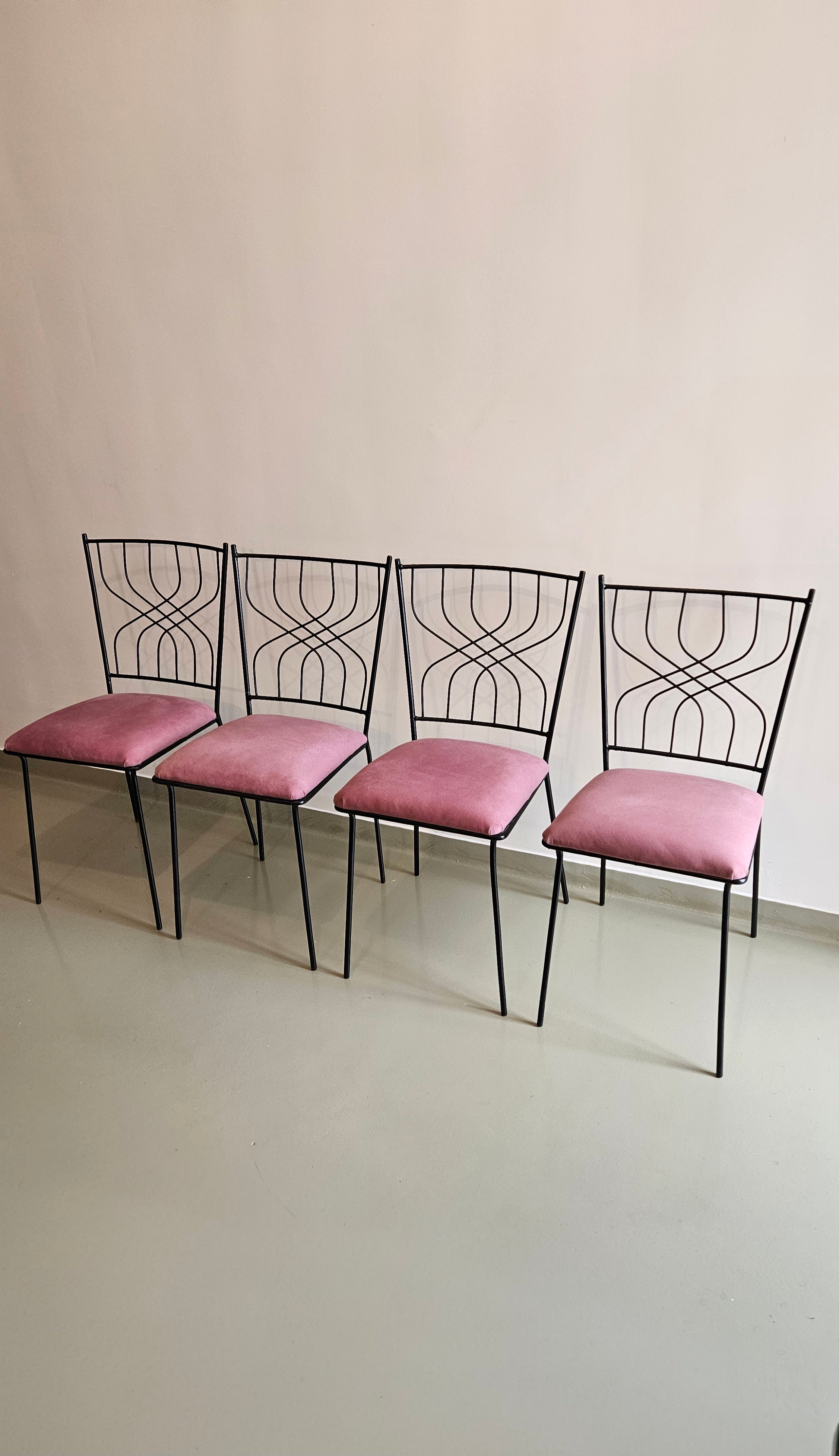 QUARTETO CADEIRAS ANOS 50 EM FERRO PRETO E ESTOFADO ROSA 