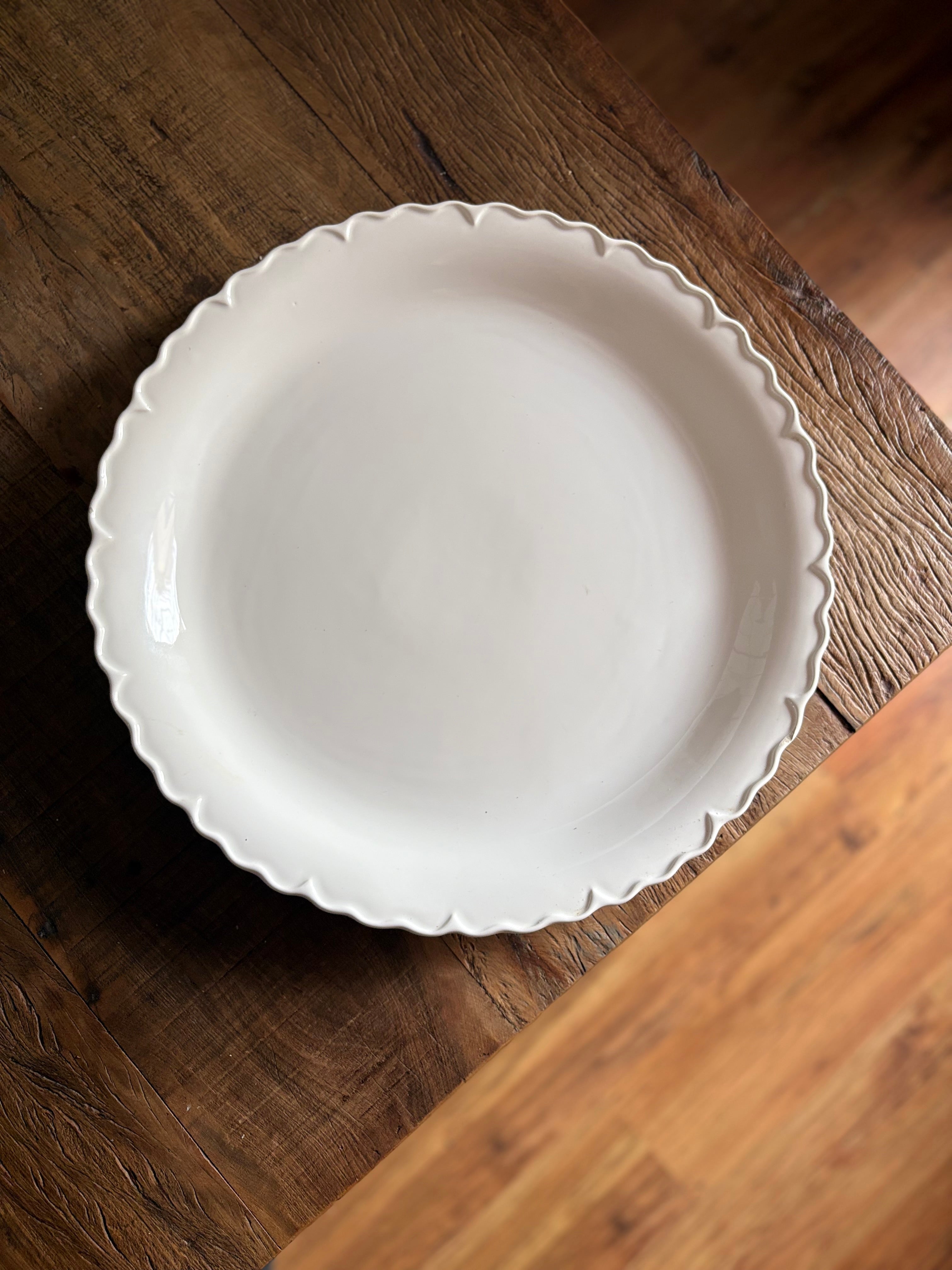 Travessa italiana redonda em cerâmica com borda ondulada (48cm) 
