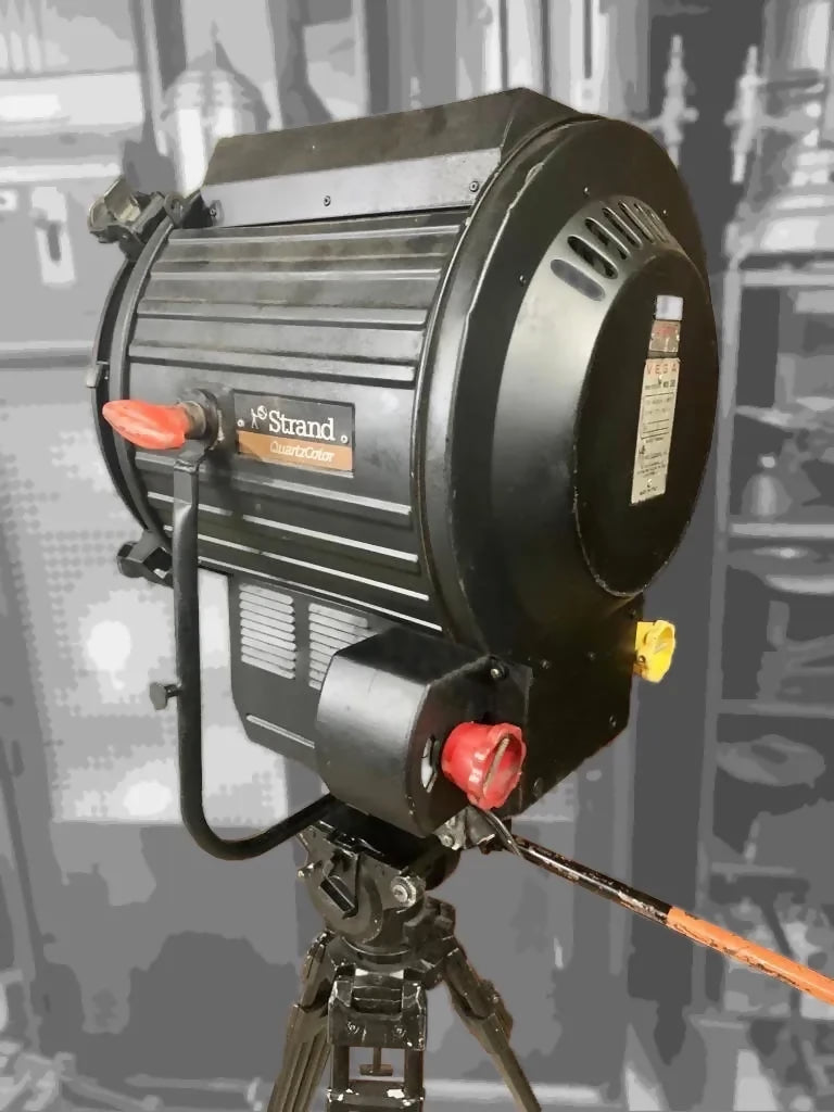 Luminária customizada com refletor de cinema + tripé