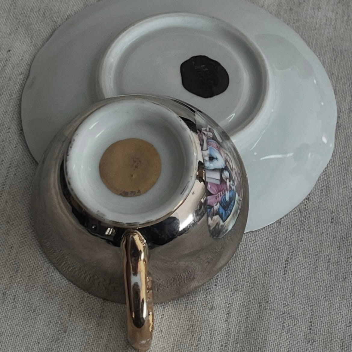 Xícara de Café Antiga  em Porcelana com Decoração Dourada e Cena Romântica