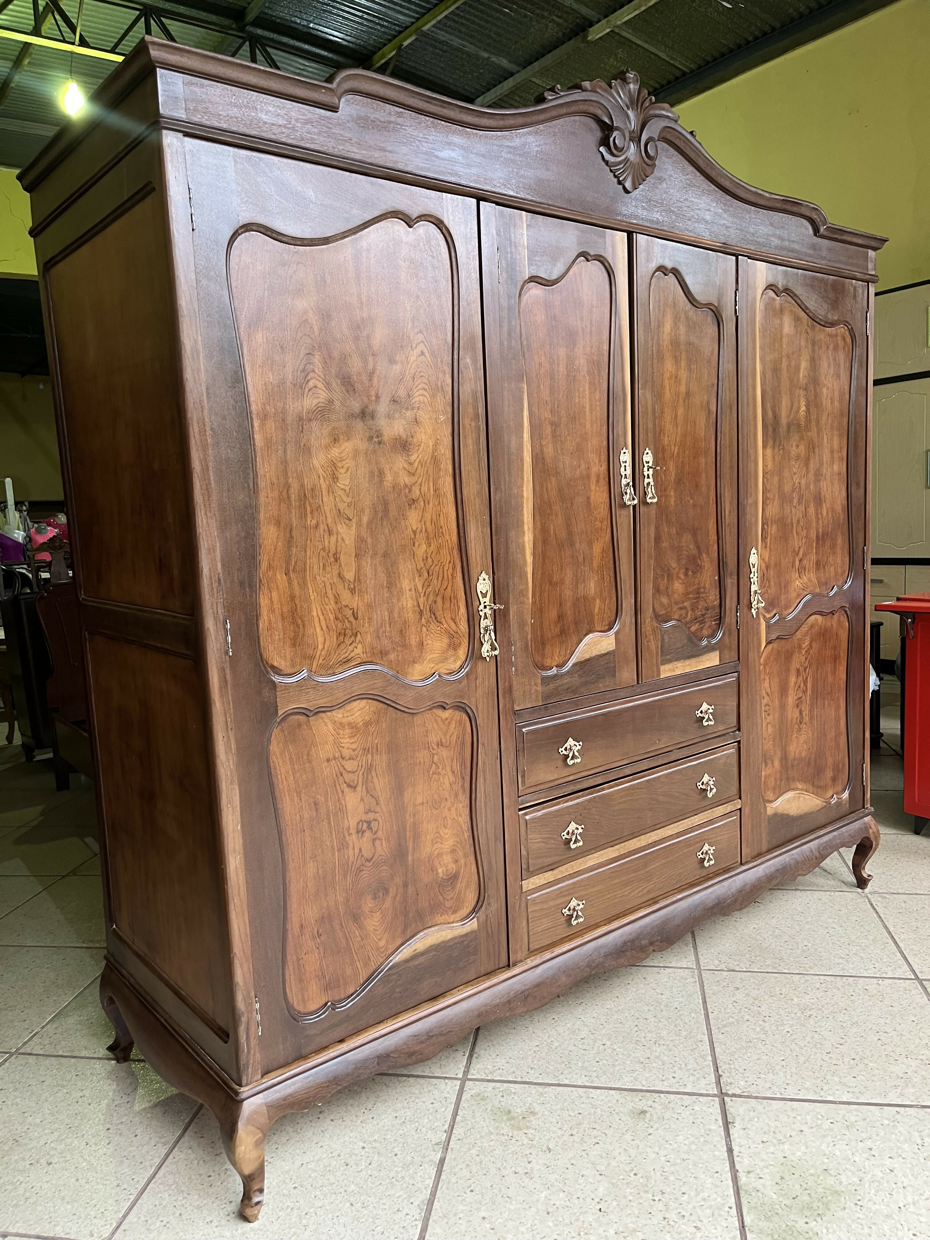 BELÍSSIMO GUARDA ROUPAS DE CASAL IMBUIA RESTAURADO