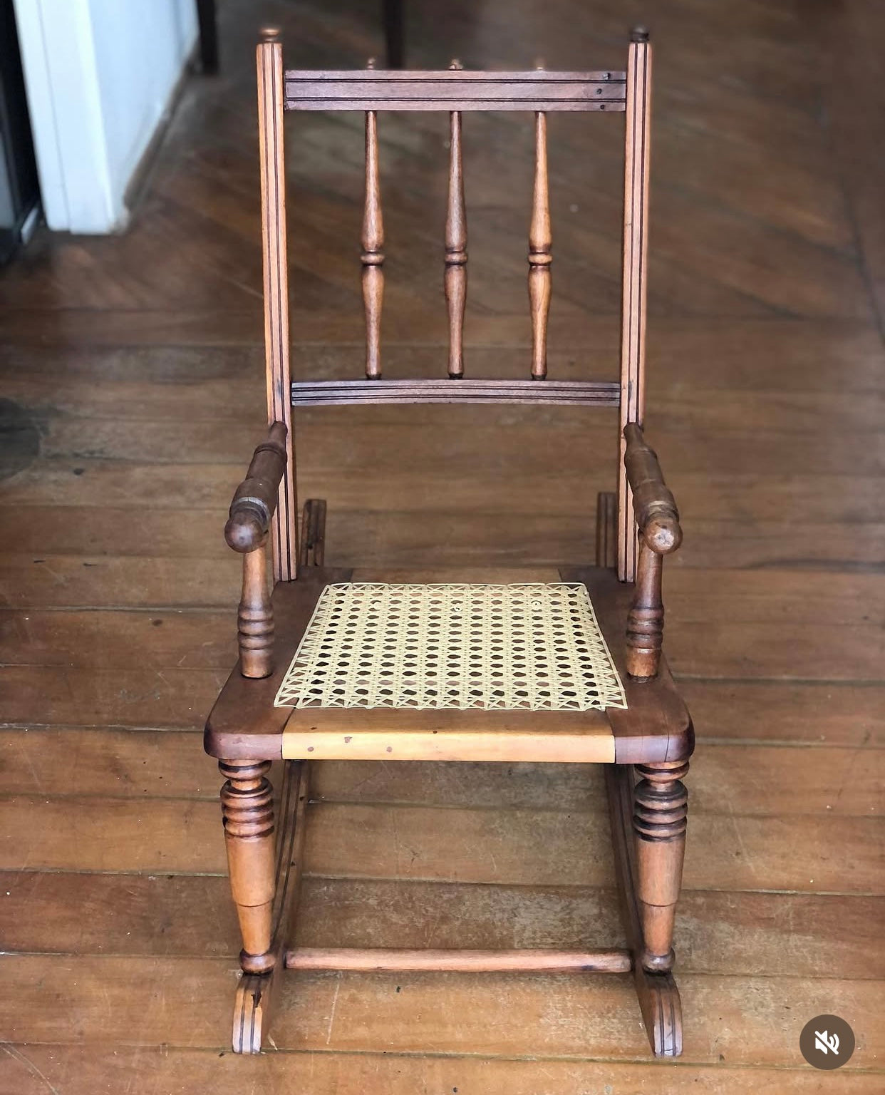 Cadeirinha de balanço infantil de madeira
