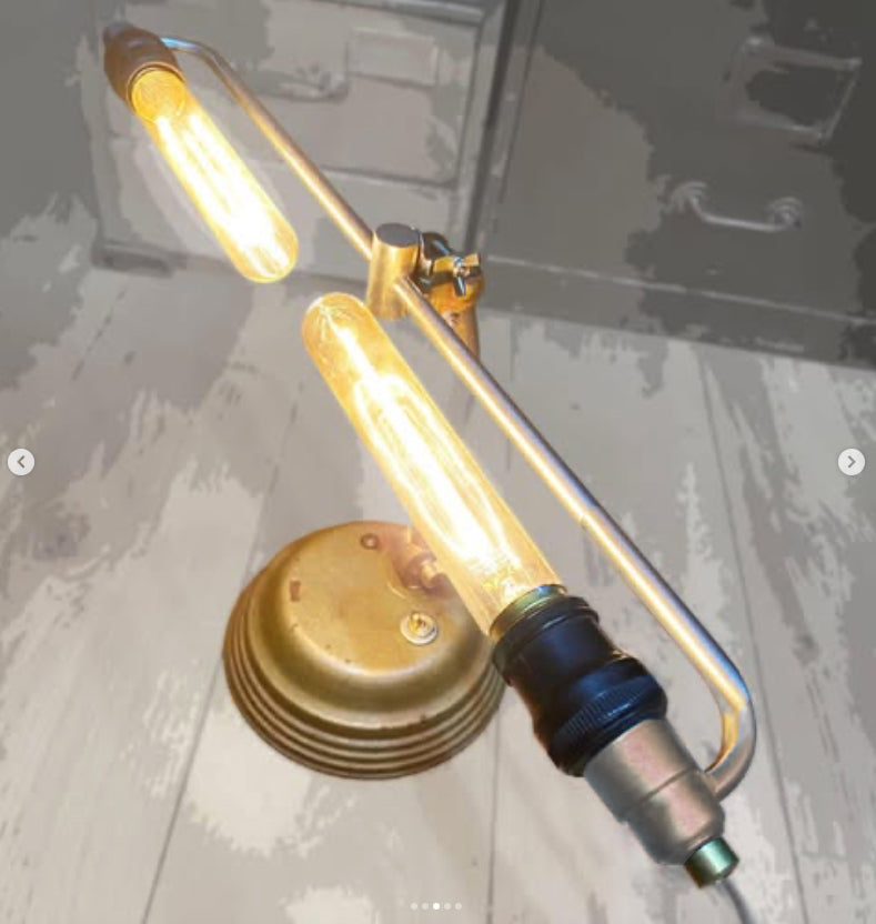 Luminária customizada com base dourada (estilo xerife)