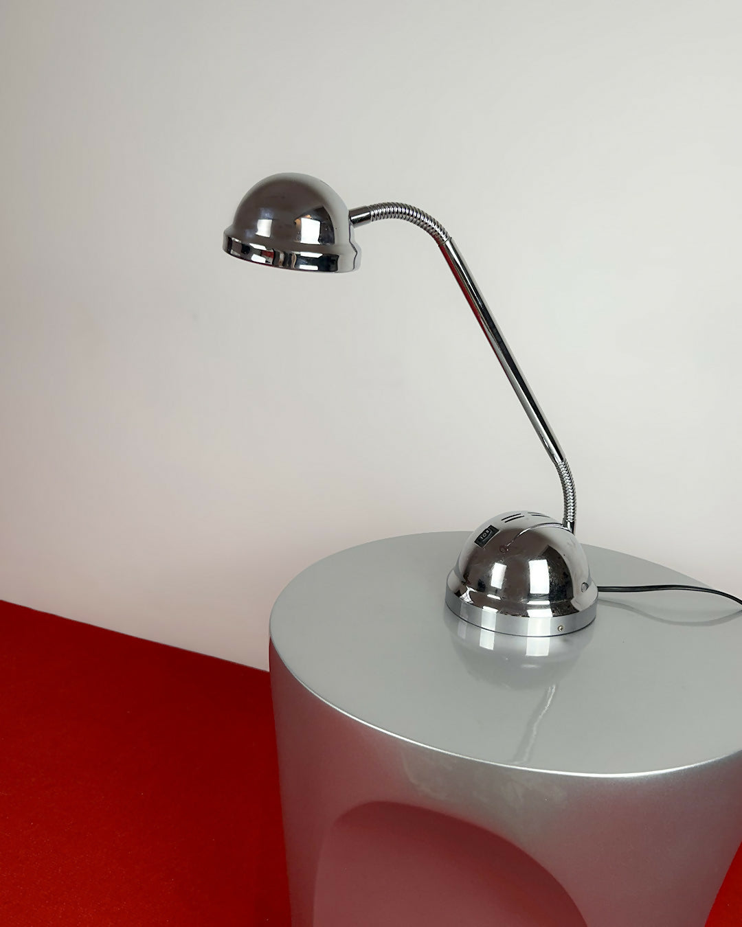Luminária de mesa cromada 70’s, com estrutura articulável e dois níveis de luminosidade