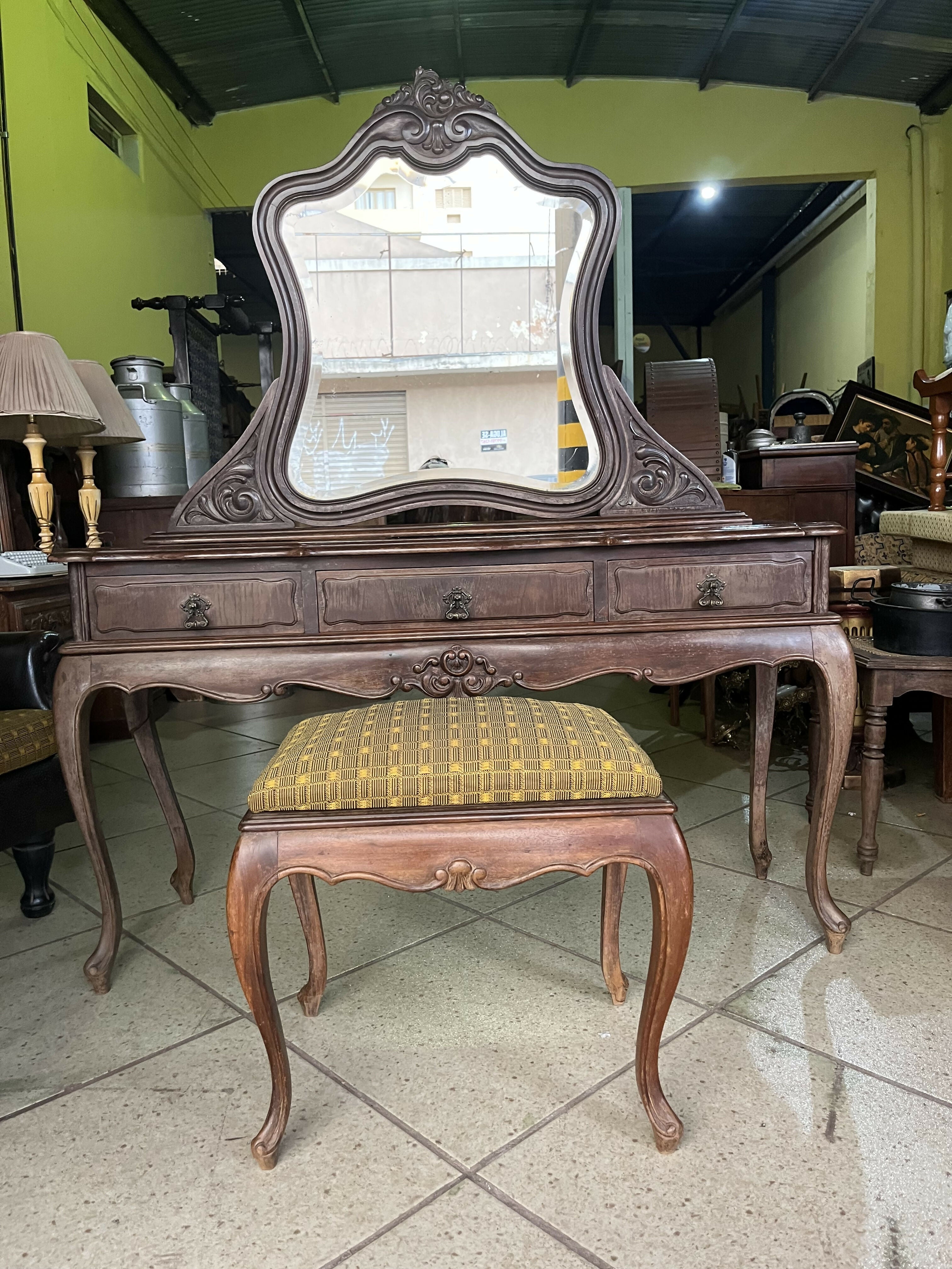 PENTEADEIRA COM BANQUETA LUÍS XV (ESPELHO BISOTÊ)