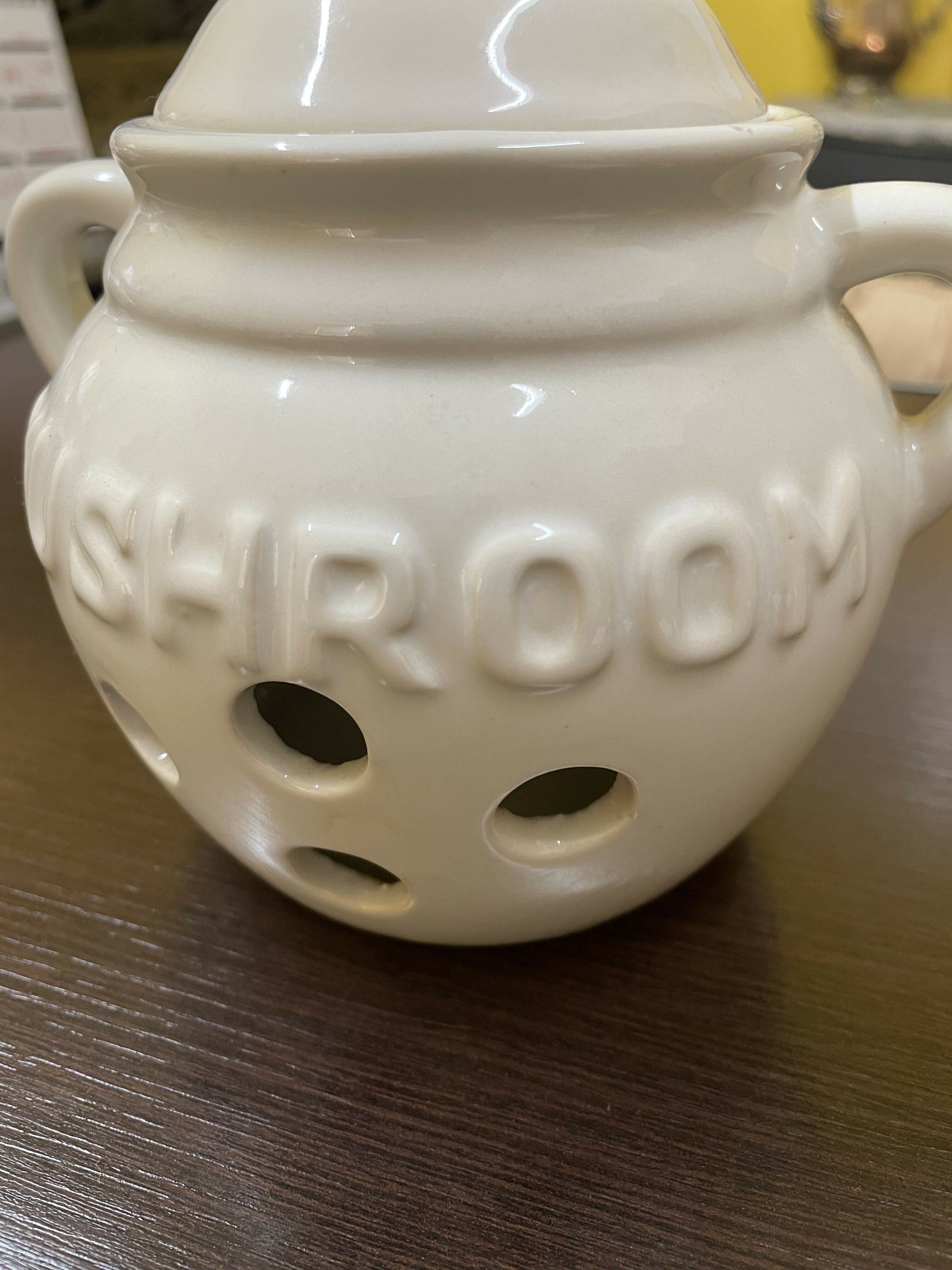 Pote em louça branca Mushroom