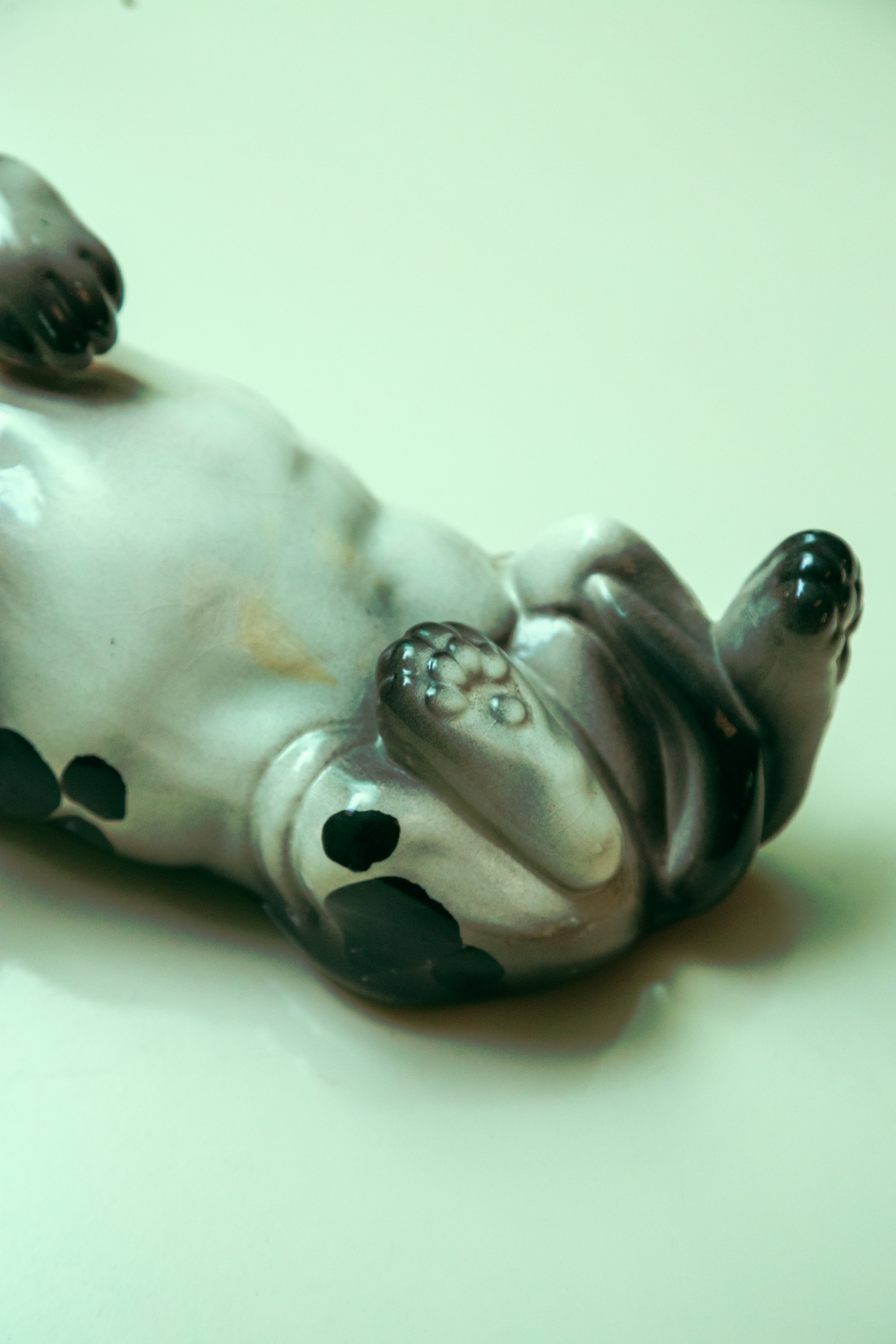 Escultura cachorro em cerâmica