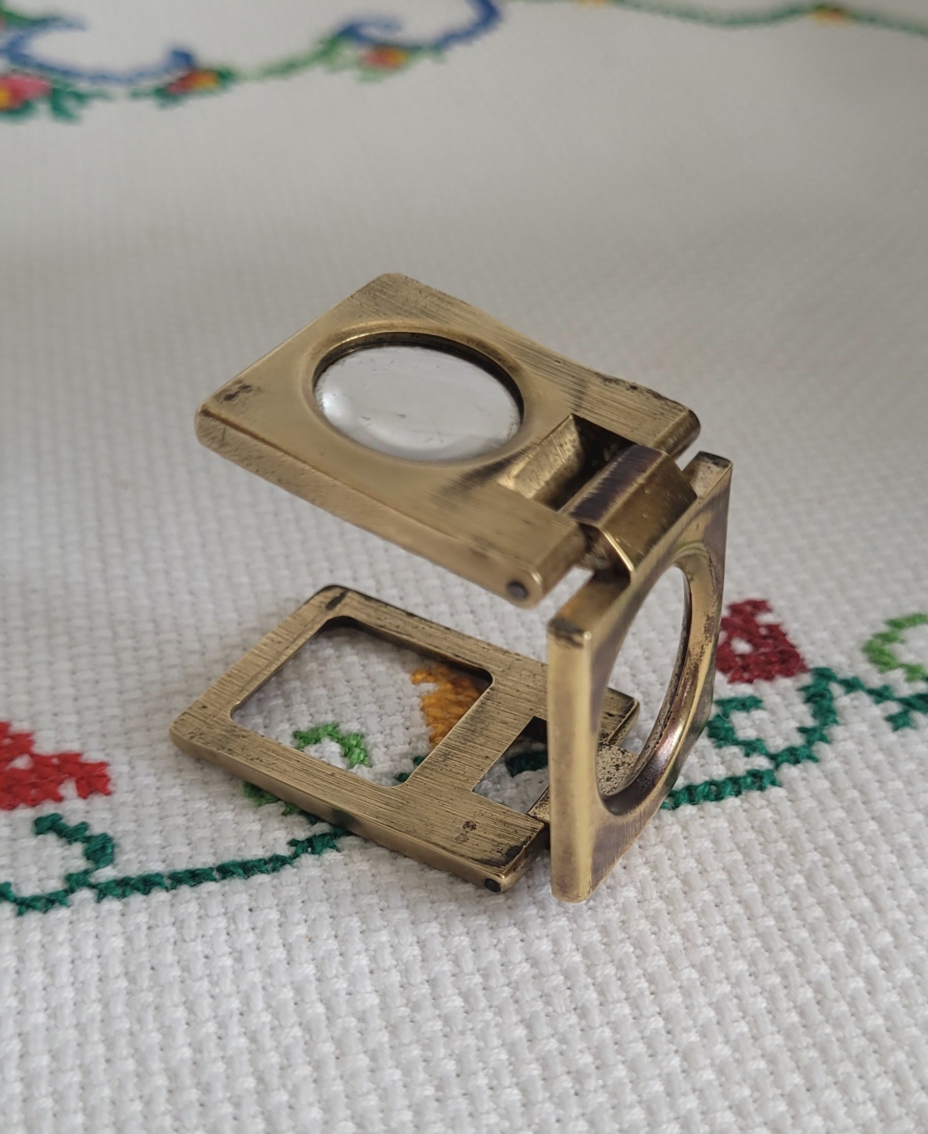 Raro Conta-Fios Europeu Vintage de Bolso com Lente de Vidro em Latão Maciço