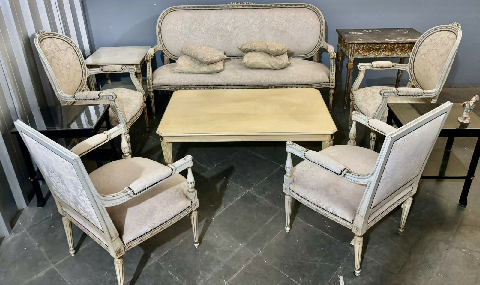 Conjunto de Sofá, estofados em estilo Luis XV composto por 09 peças