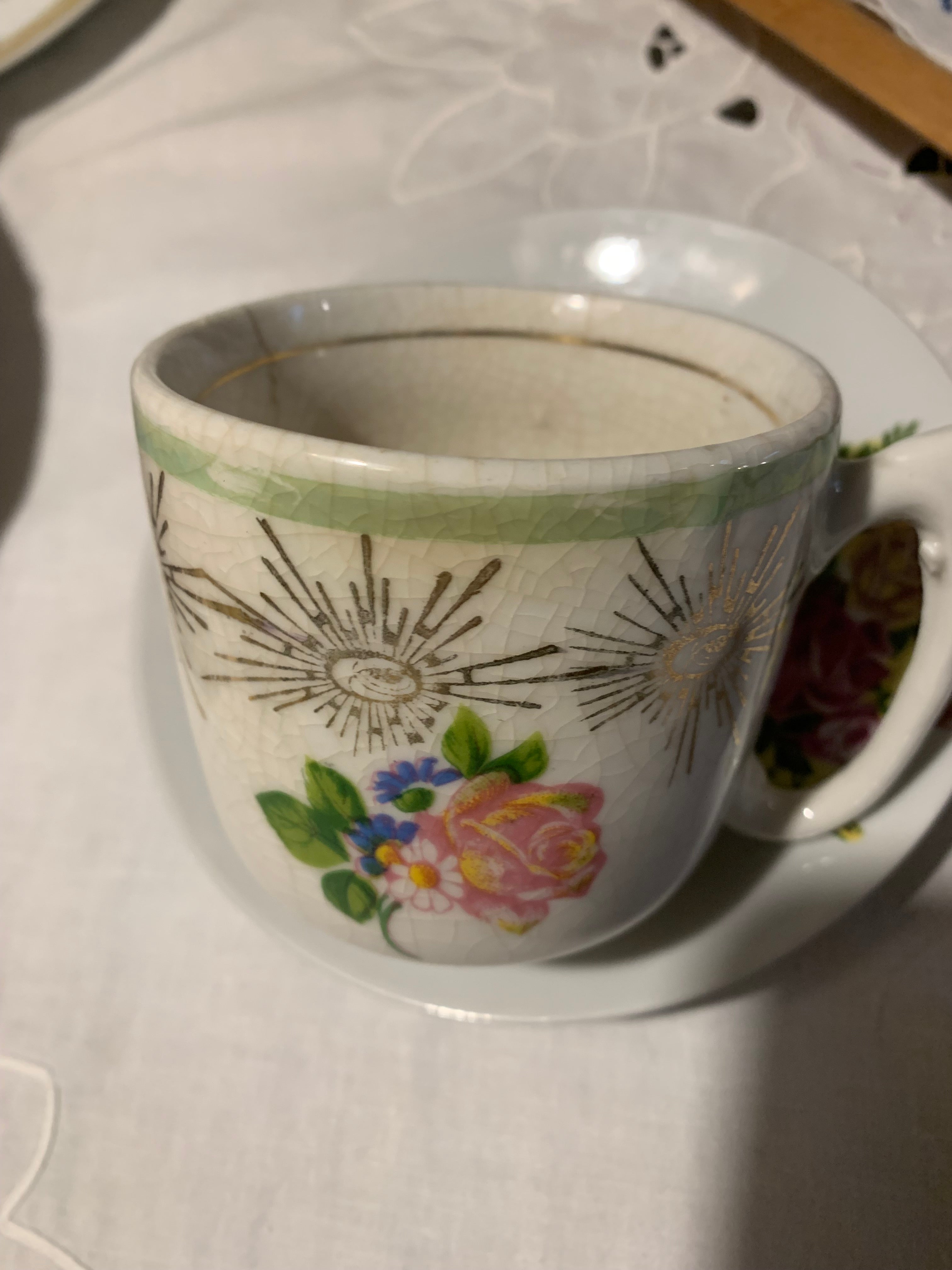 Especial Caneca em faiança com desenhos que remetem a Rosa Cruz e “O olho que tudo vê “