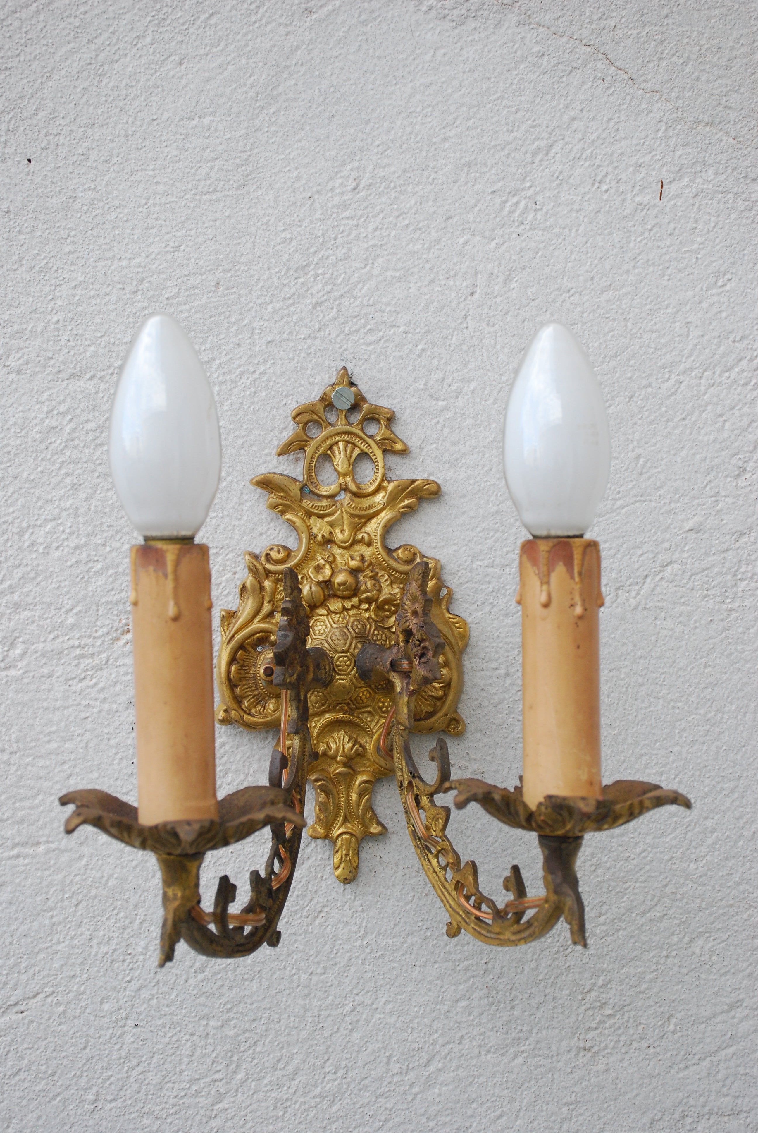 Arandela de bronze em dourado anos 60 , estilo vela ,2 pçs