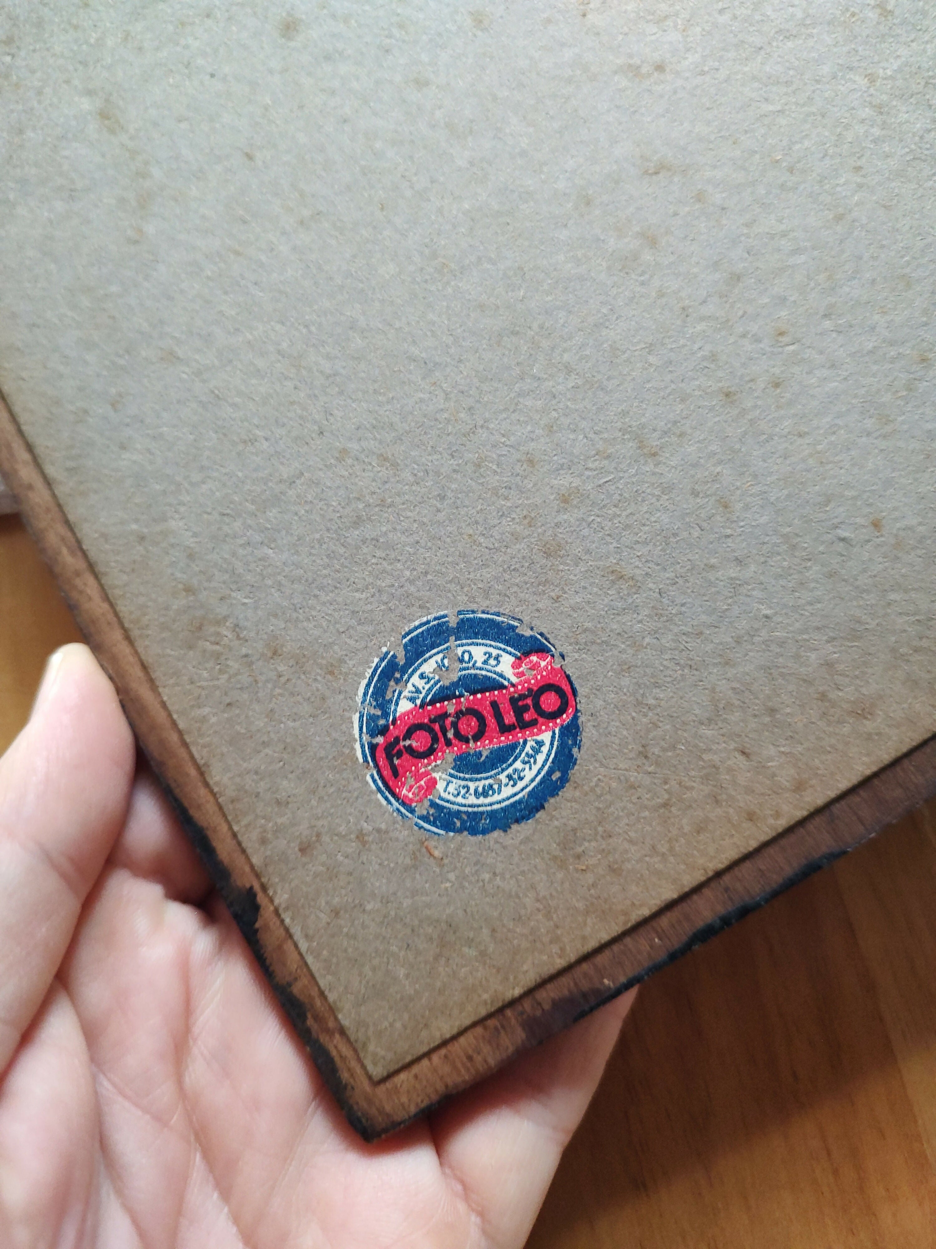 Antigo álbum de fotos "Nossas Núpcias" com capa em madeira (39cm x 33cm)