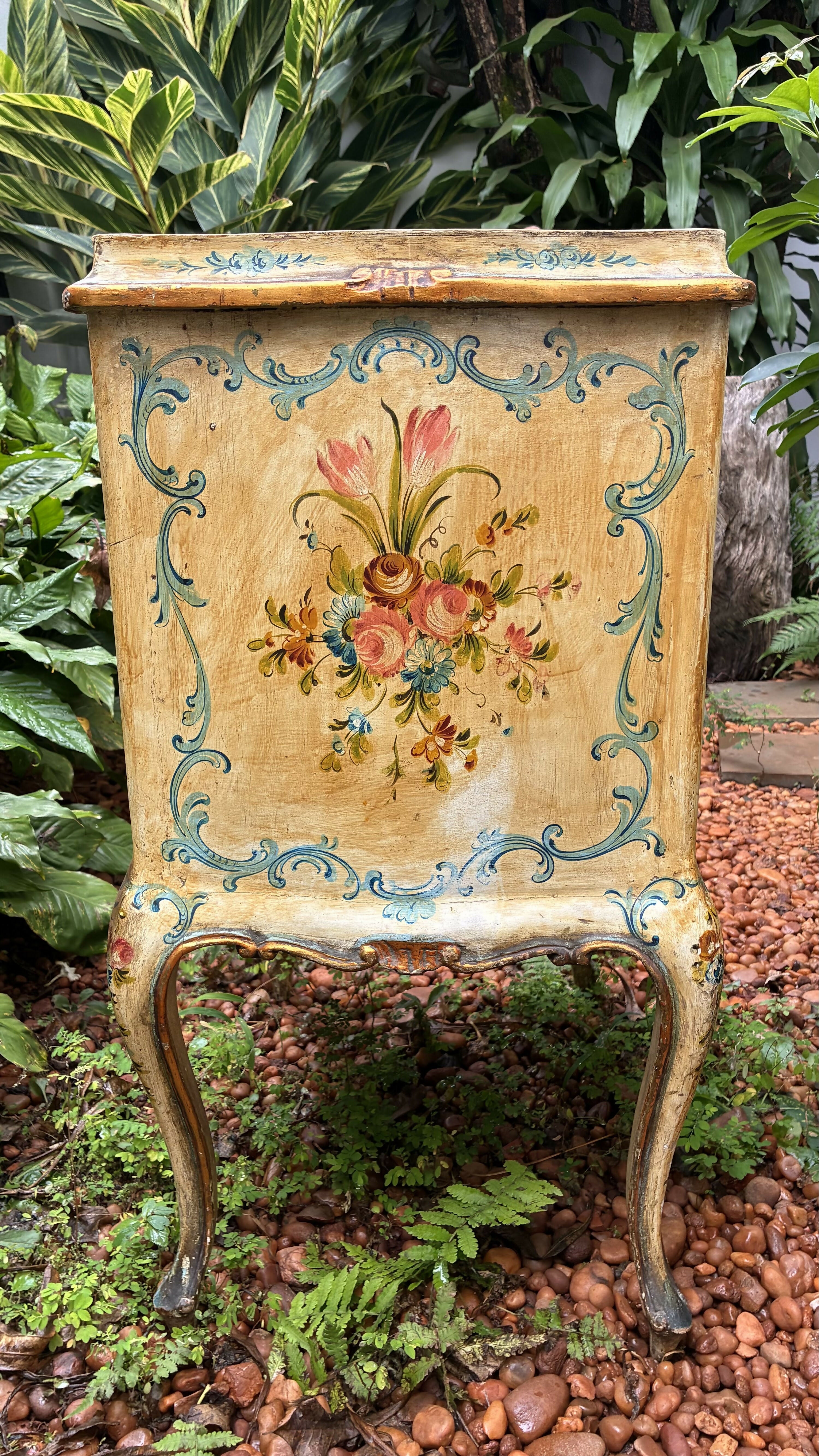 Pequeno Armário estilo veneziano pintado à mão