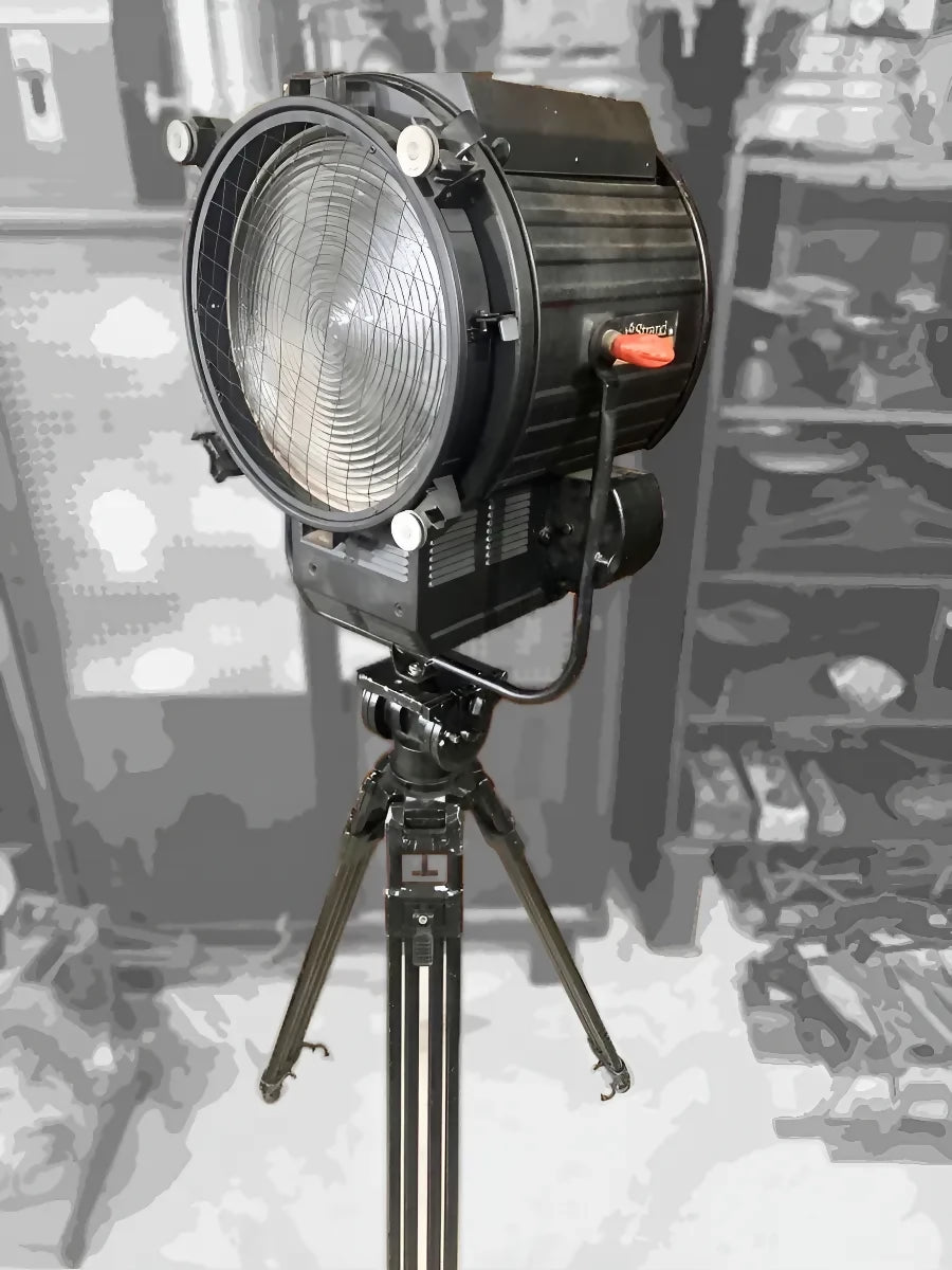 Luminária customizada com refletor de cinema + tripé