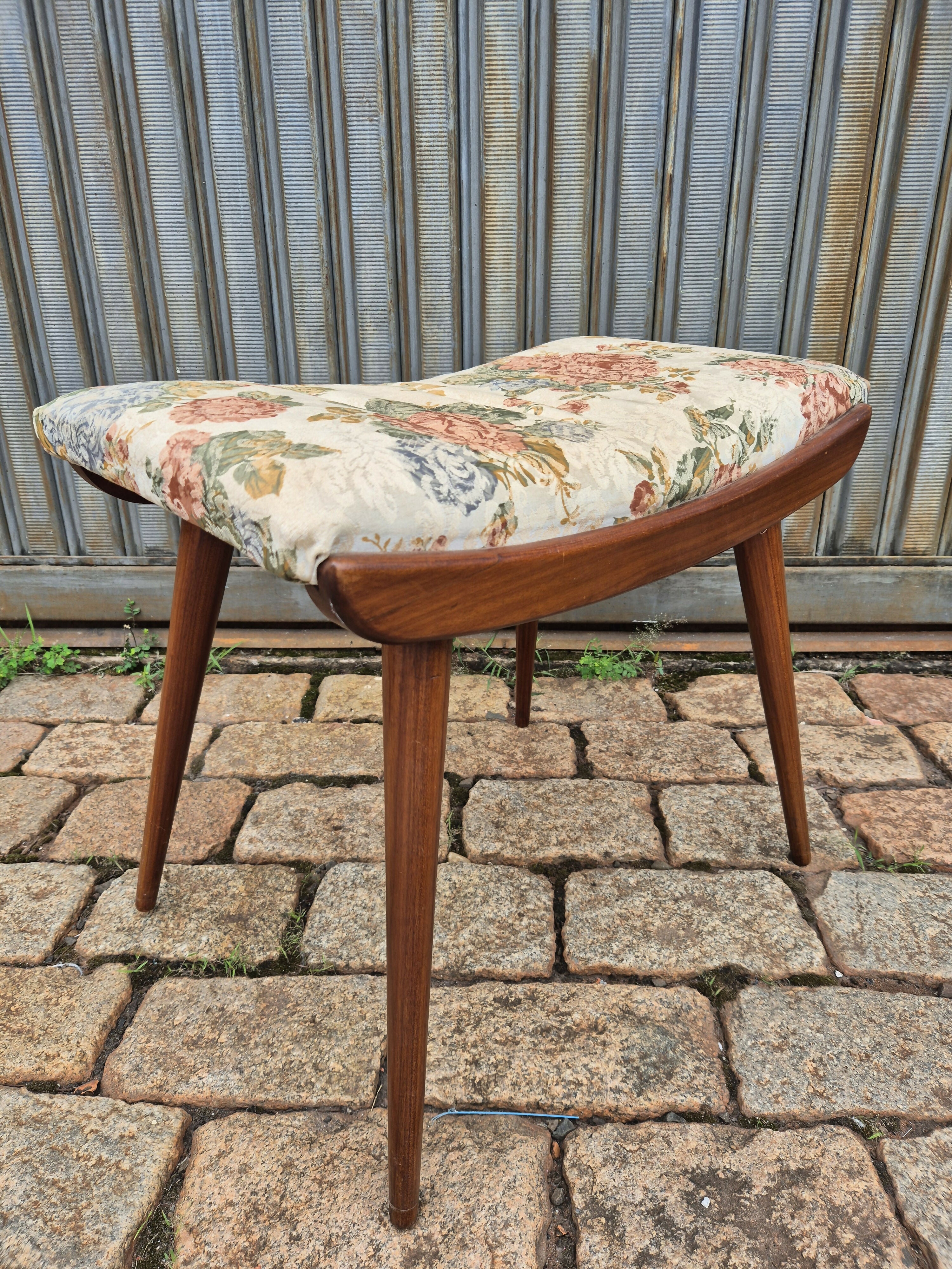 Banqueta anos 60 pé palito estofado com Gobelin