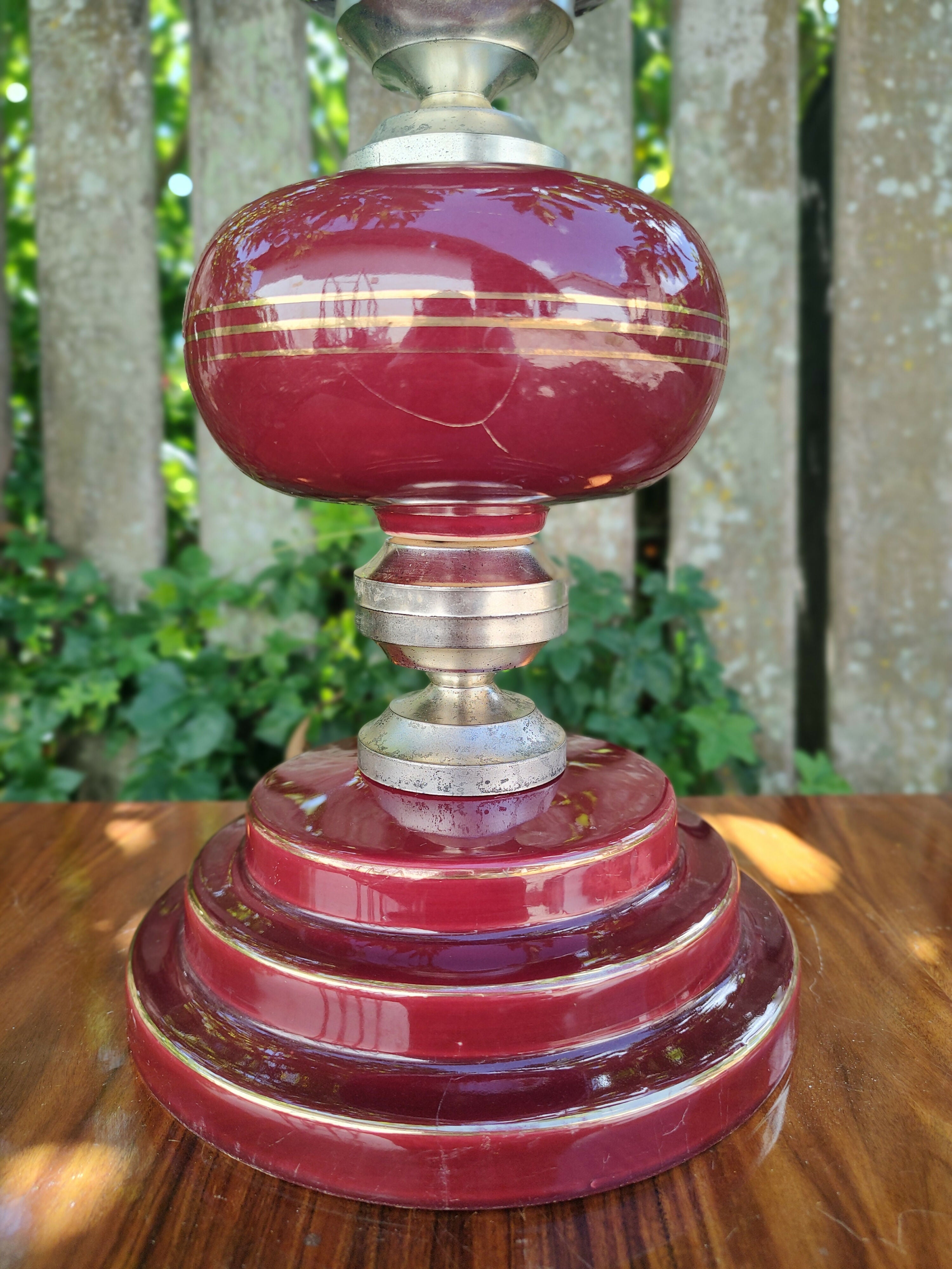 Antigo Abajur em porcelana cor de vinho com detalhes dourados