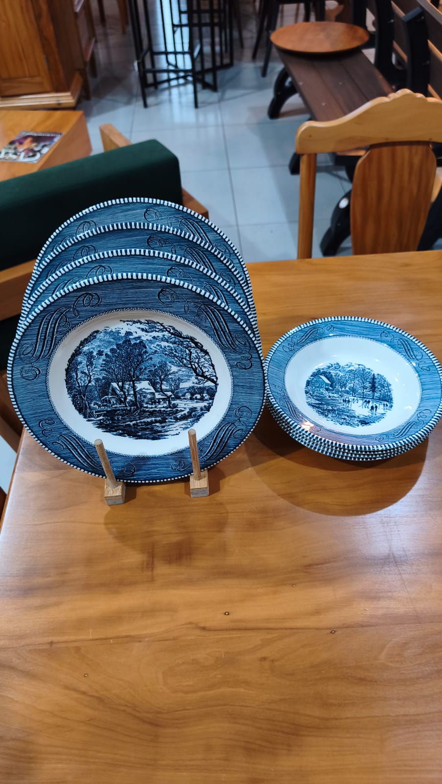 Conjunto De Louças Americanas Currier &amp; Ives em azul – Royal China | 10 Peças