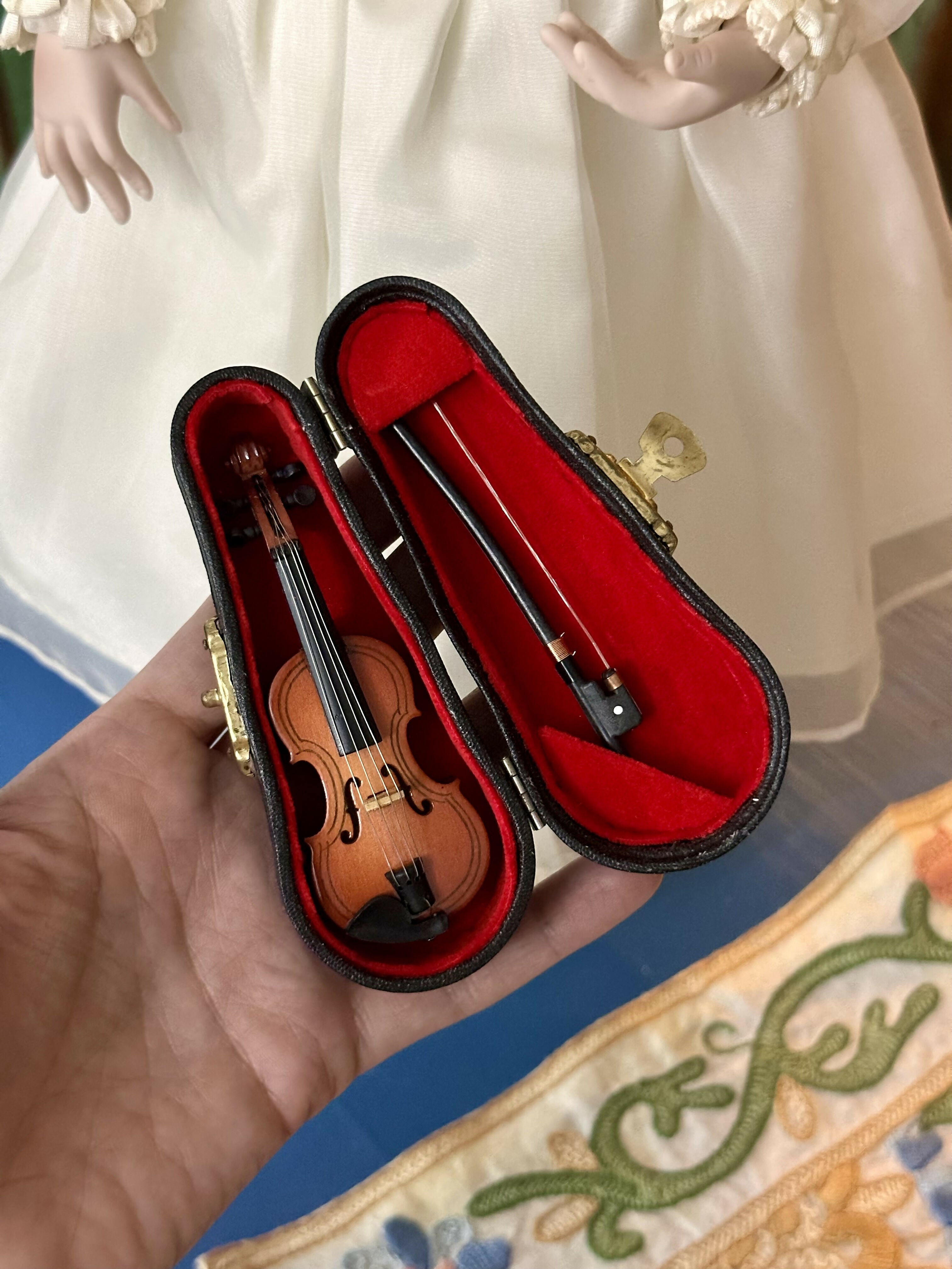 Vintage boneca violinista colecionável e numerada São bonecas exclusiva de influência vitoriana “Little Performers” em 1997 pelas Galerias Ashton-Drake. “Lauren” é feita à mão