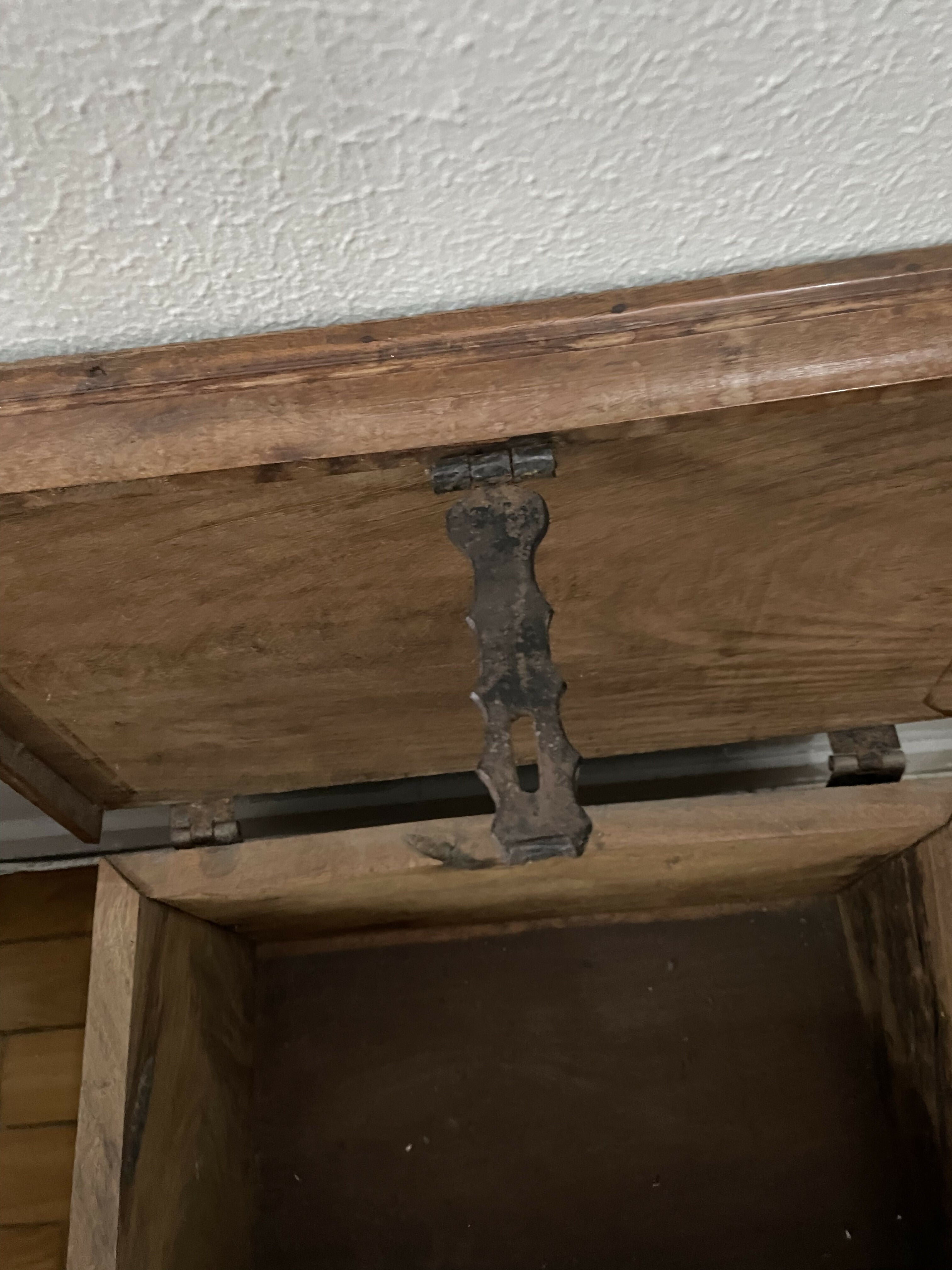 Baú antigo em madeira nobre