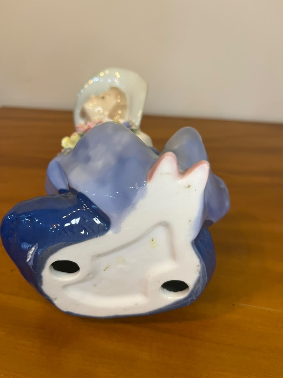 Escultura em Porcelana Menina com Chapéu e Flores – 18 cm