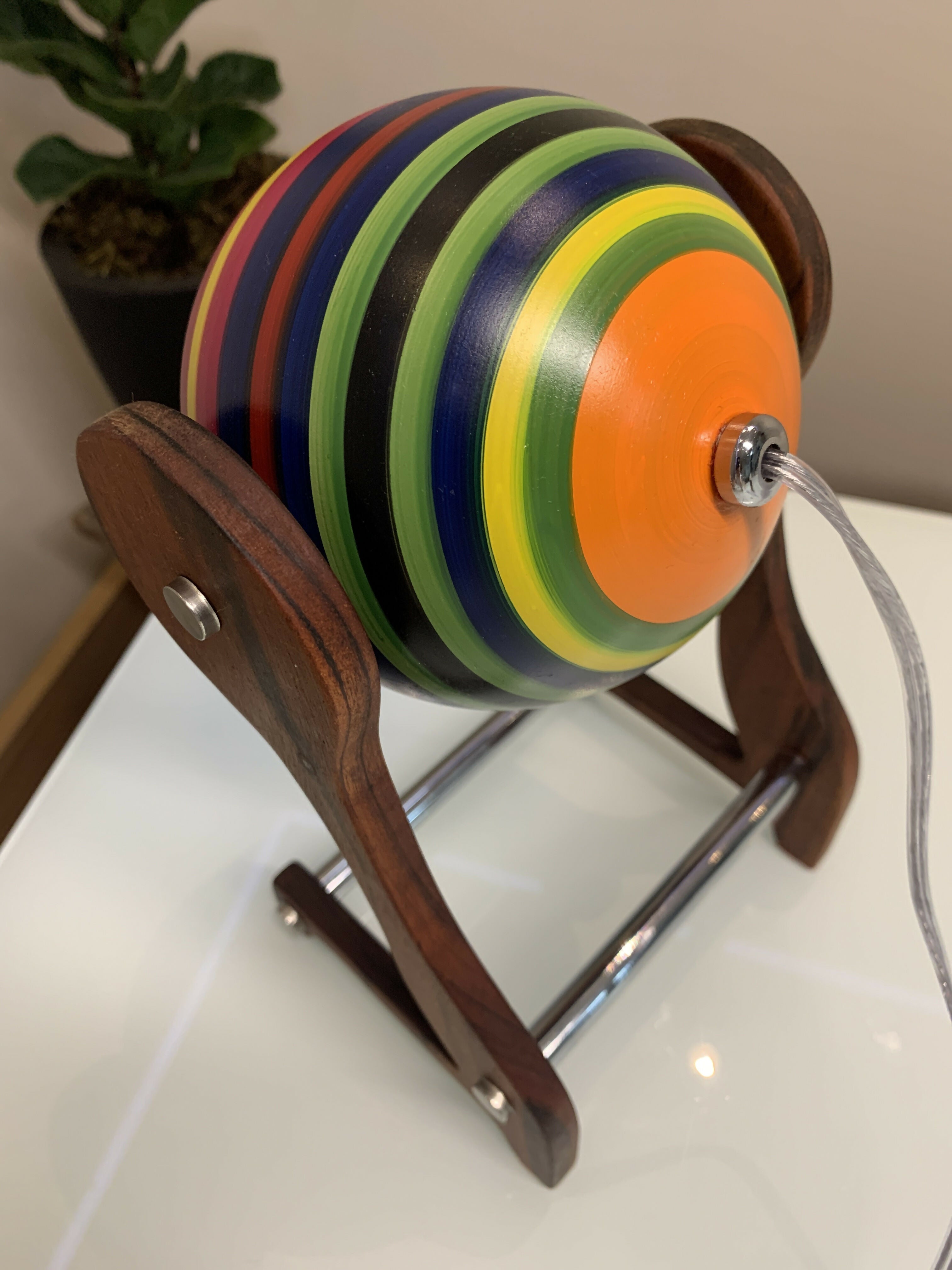 Luminária globinho cerâmica e Pau Ferro