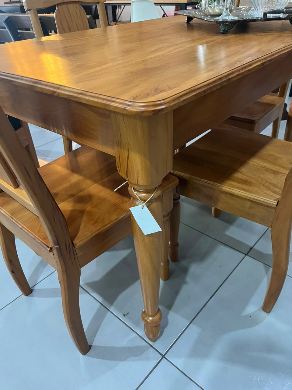 Conjunto de Mesa de Jantar Retangular em peroba com pés torneados e 4 cadeiras