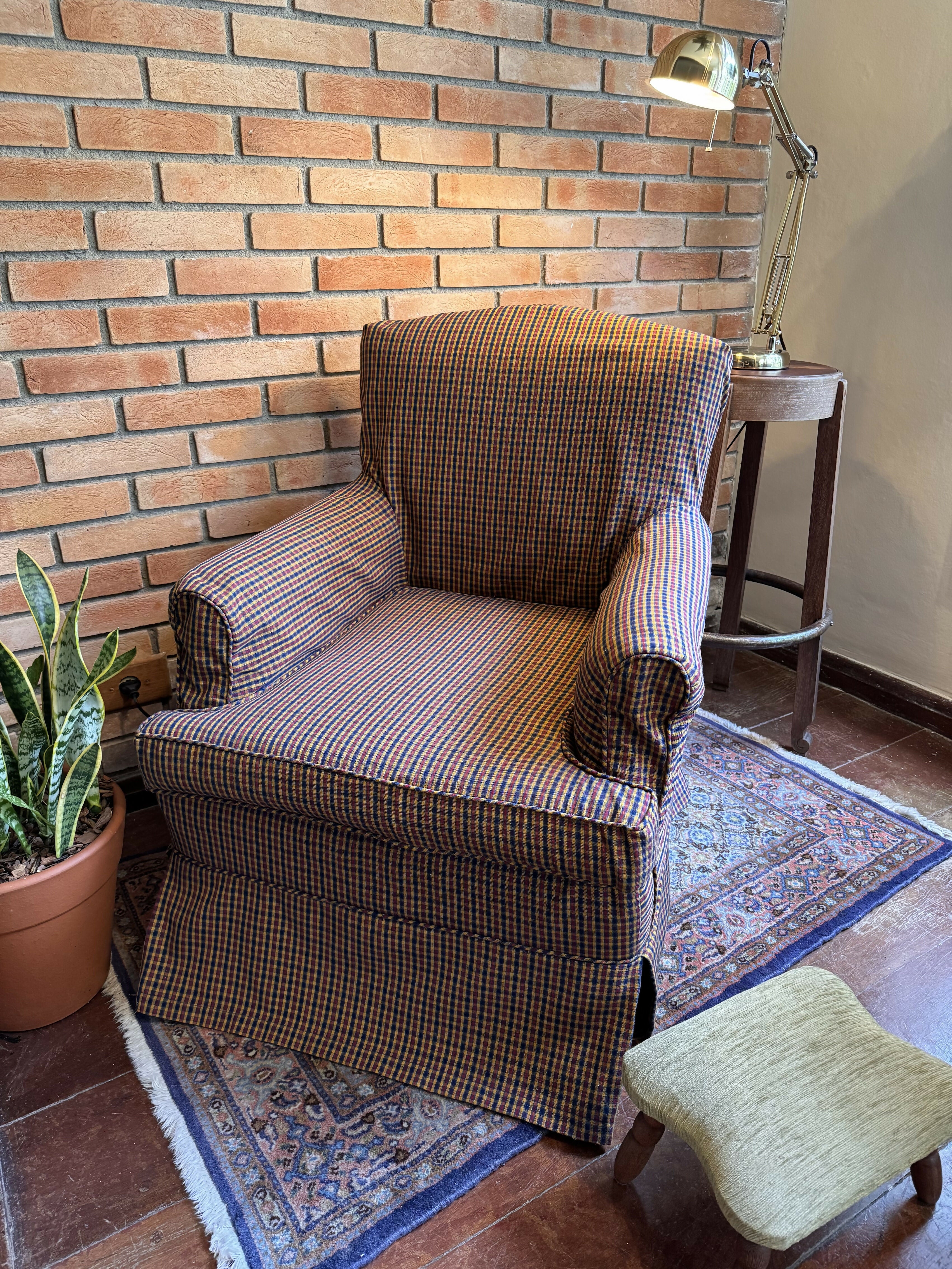 Linda poltrona anos 60 com capa em tecido nobre xadrez
