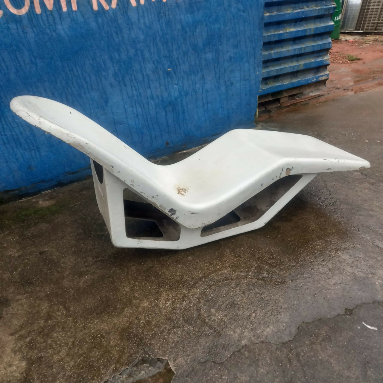 Espreguiçadeiras em fibra branca anos 80