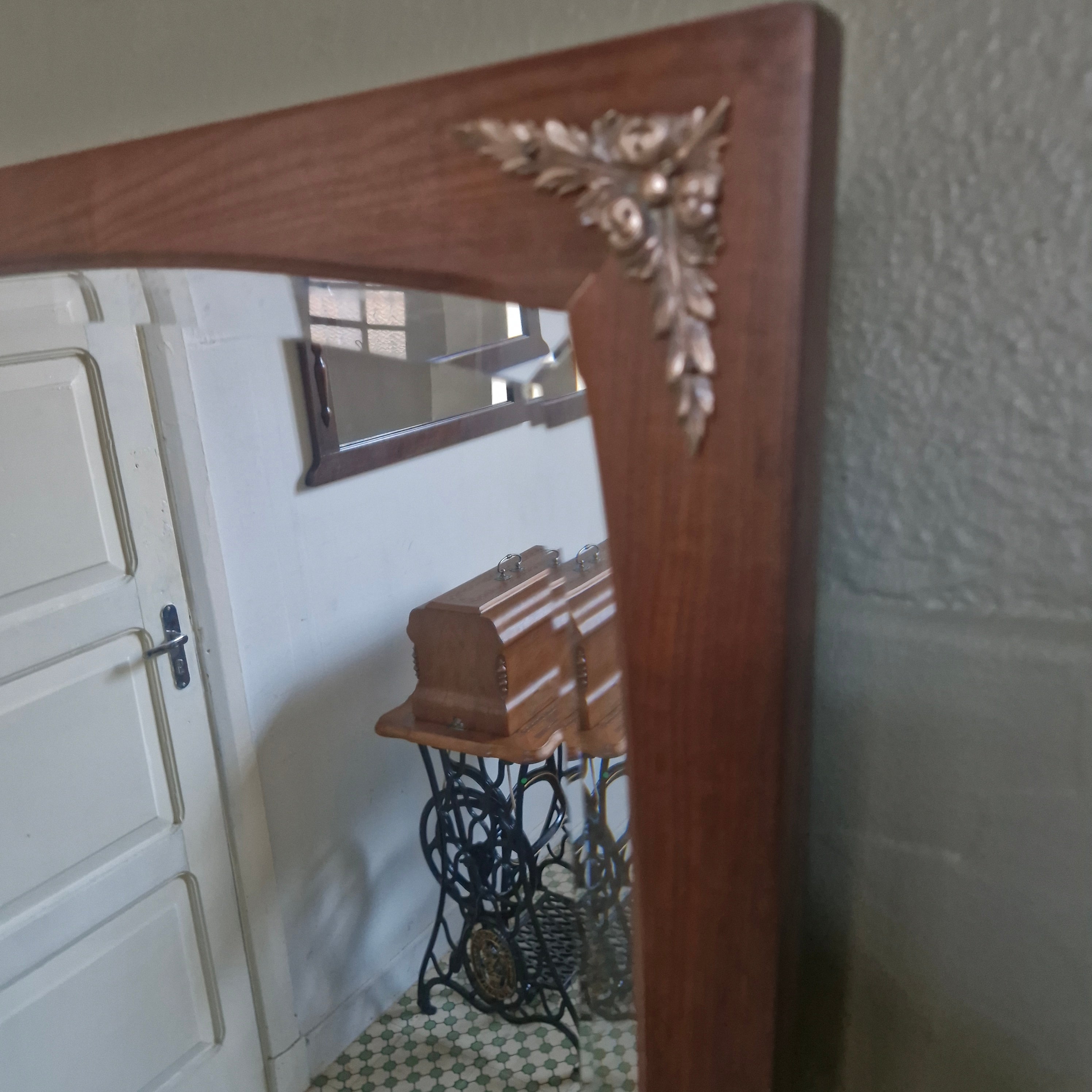 Espelho Bisotê com moldura Art Nouveau.