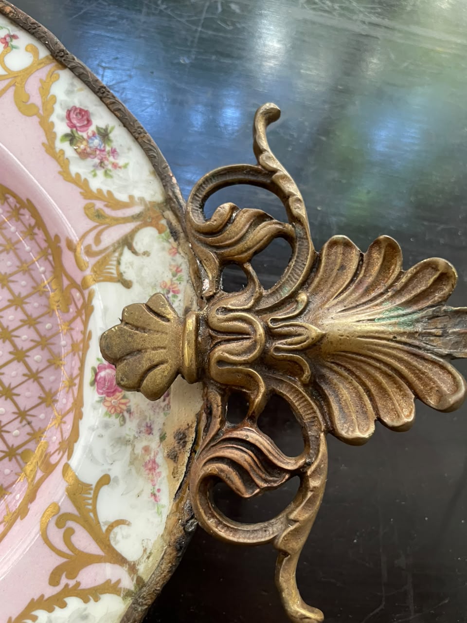 Grandiosa travessa em porcelana francesa de Limoges com cena galante em fundo rosa
