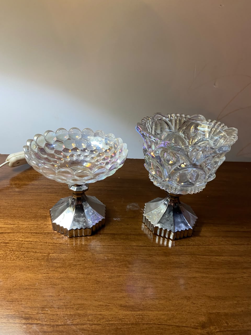Par de Taças Decorativas em vidro estilo Carnival Glass com Pé de Metal