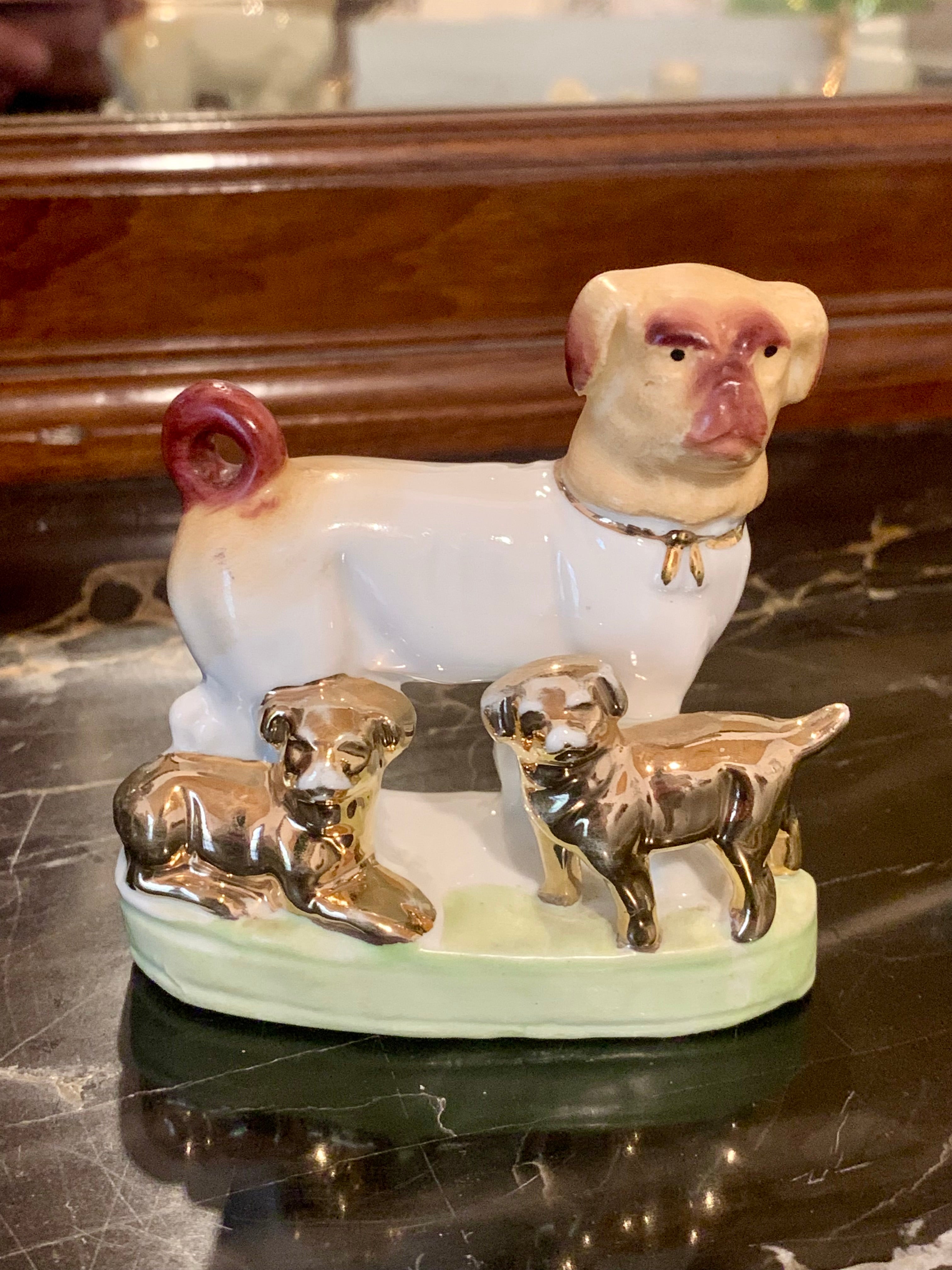 Linda estatueta ou bibelot de cão com seus filhotes