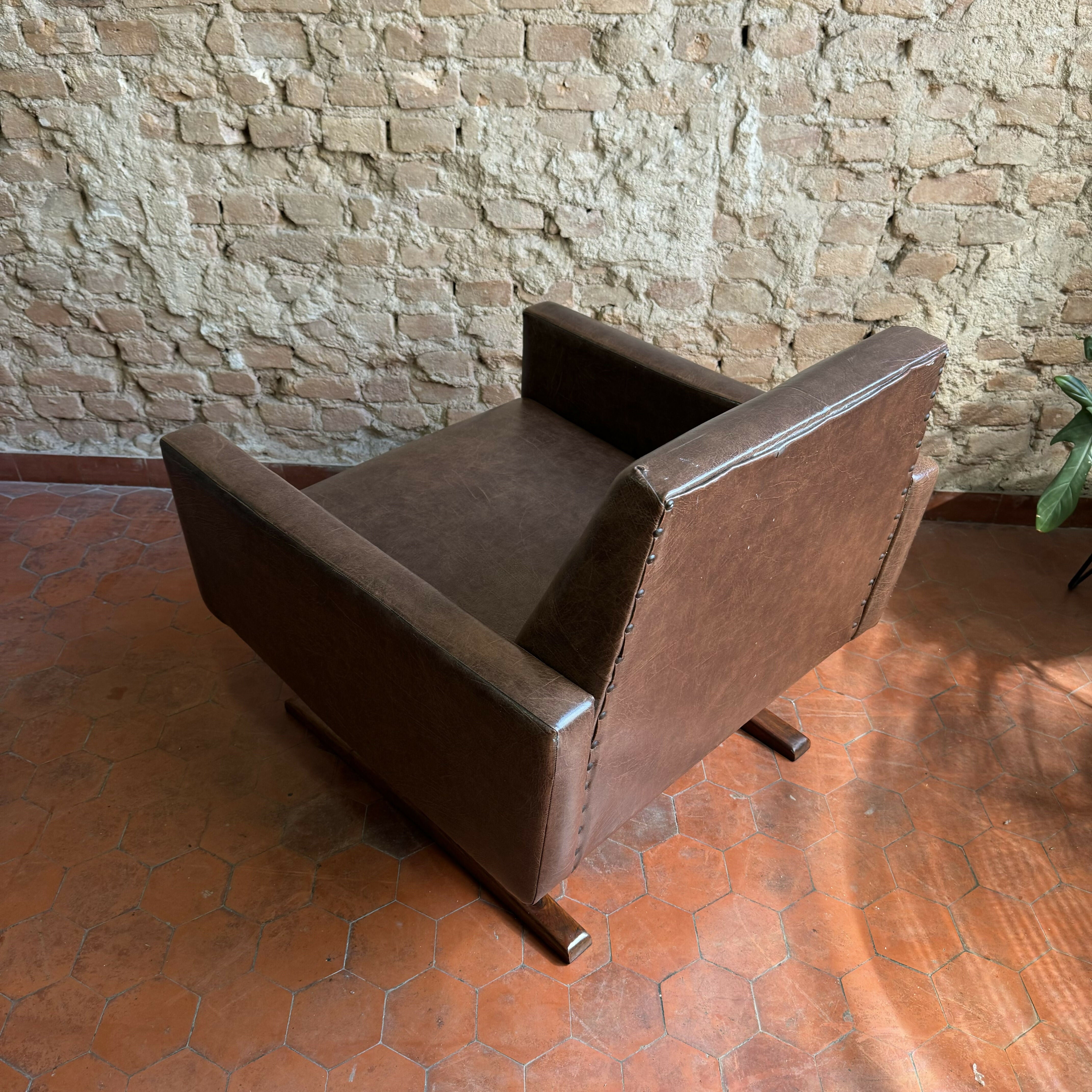 Poltrona anos 60 em courvin marrom