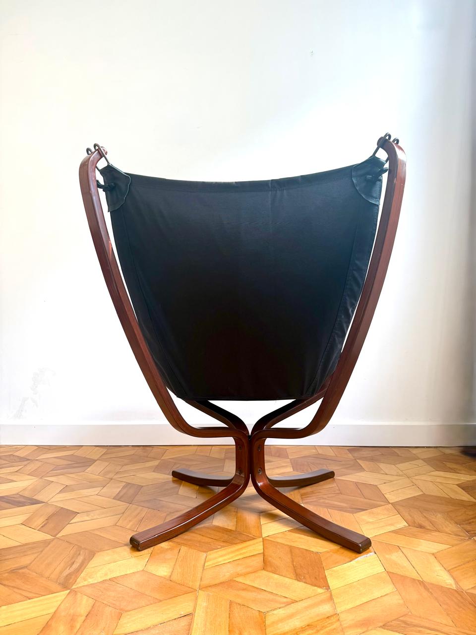 Poltrona Falcon - Sirgud Ressell em couro natural preto 