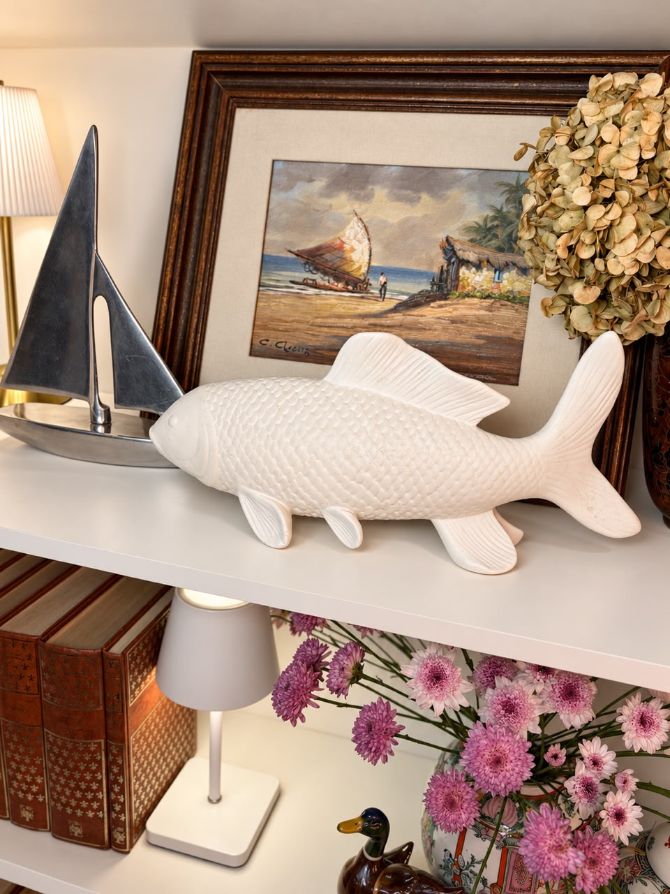 Escultura Colecionável de Peixe Carpa em Porcelana Branca Fosca