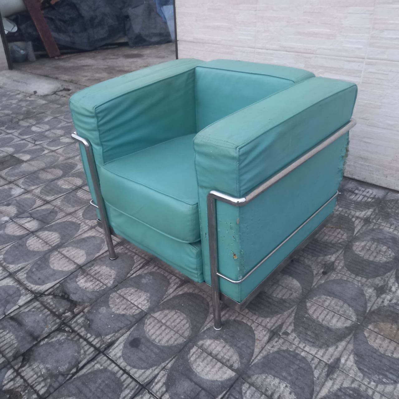 Poltrona com estrutura metálica com estofado verde água