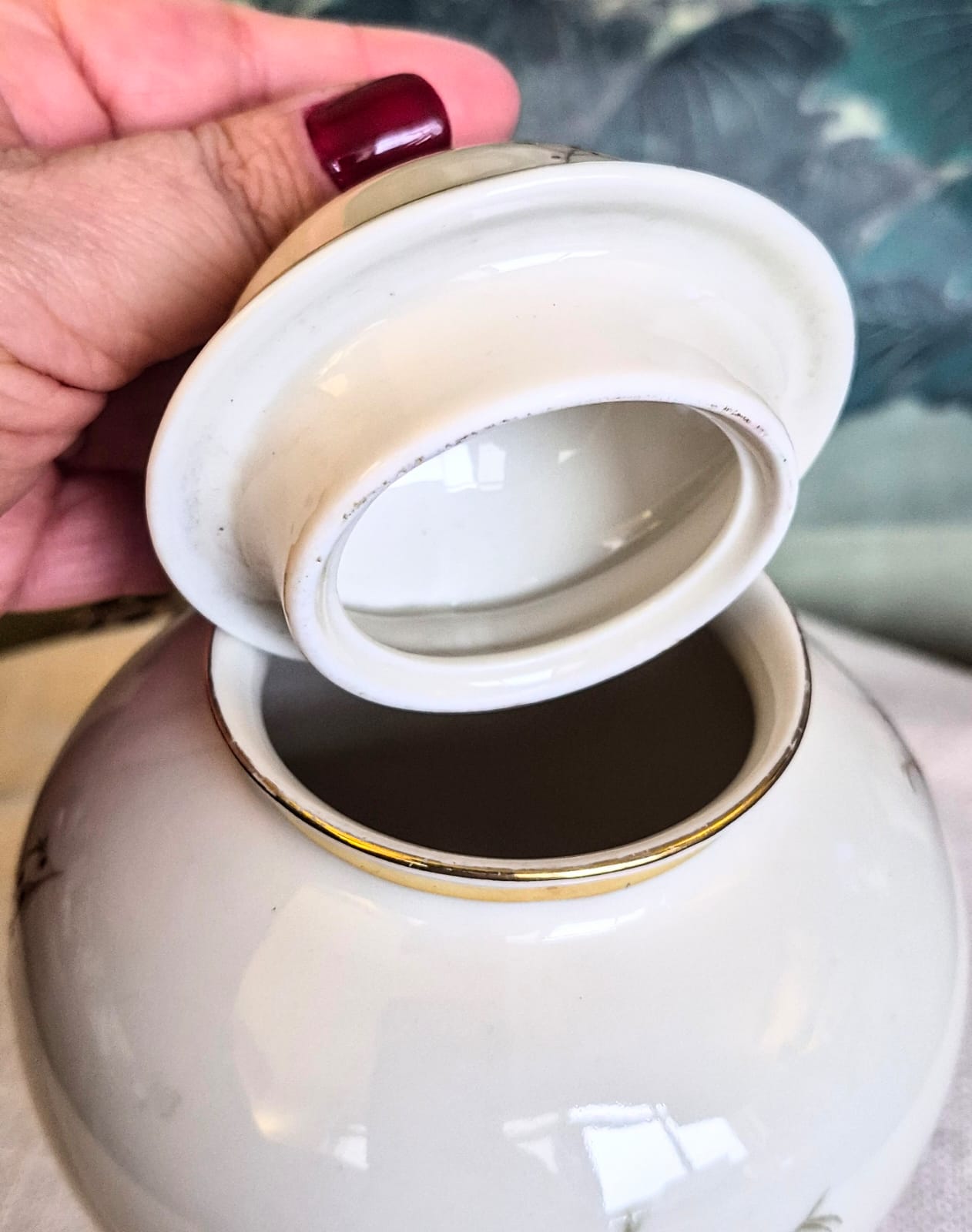 Potiche lindo, e em perfeito estado,  todo dourado à ouro, em porcelana vintage alemã Seltmann Weiden.  Maravilhoso!