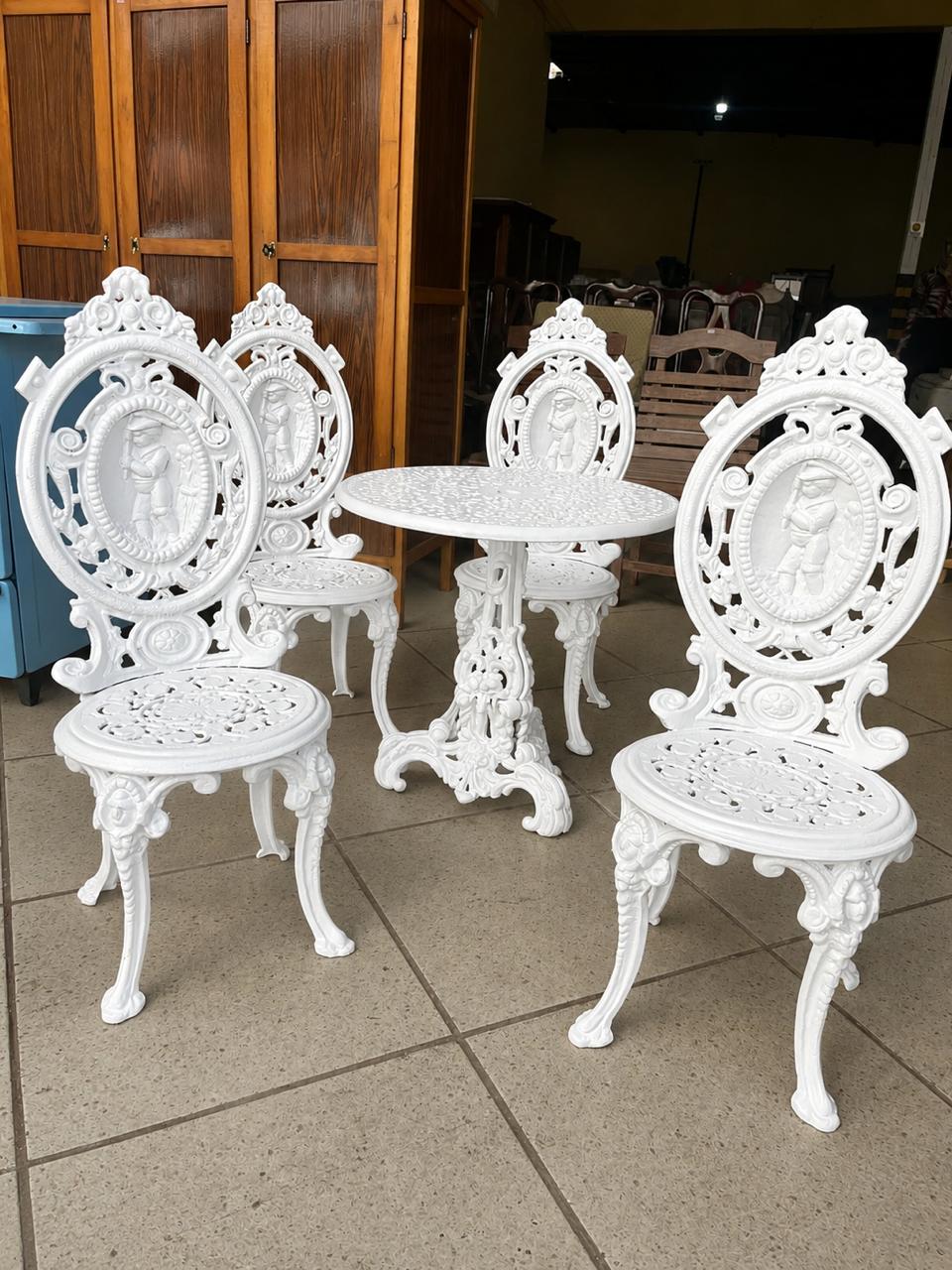 CONJUNTO DE FERRO FUNDIDO BRANCO DE 80 ANOS RESTAURADO