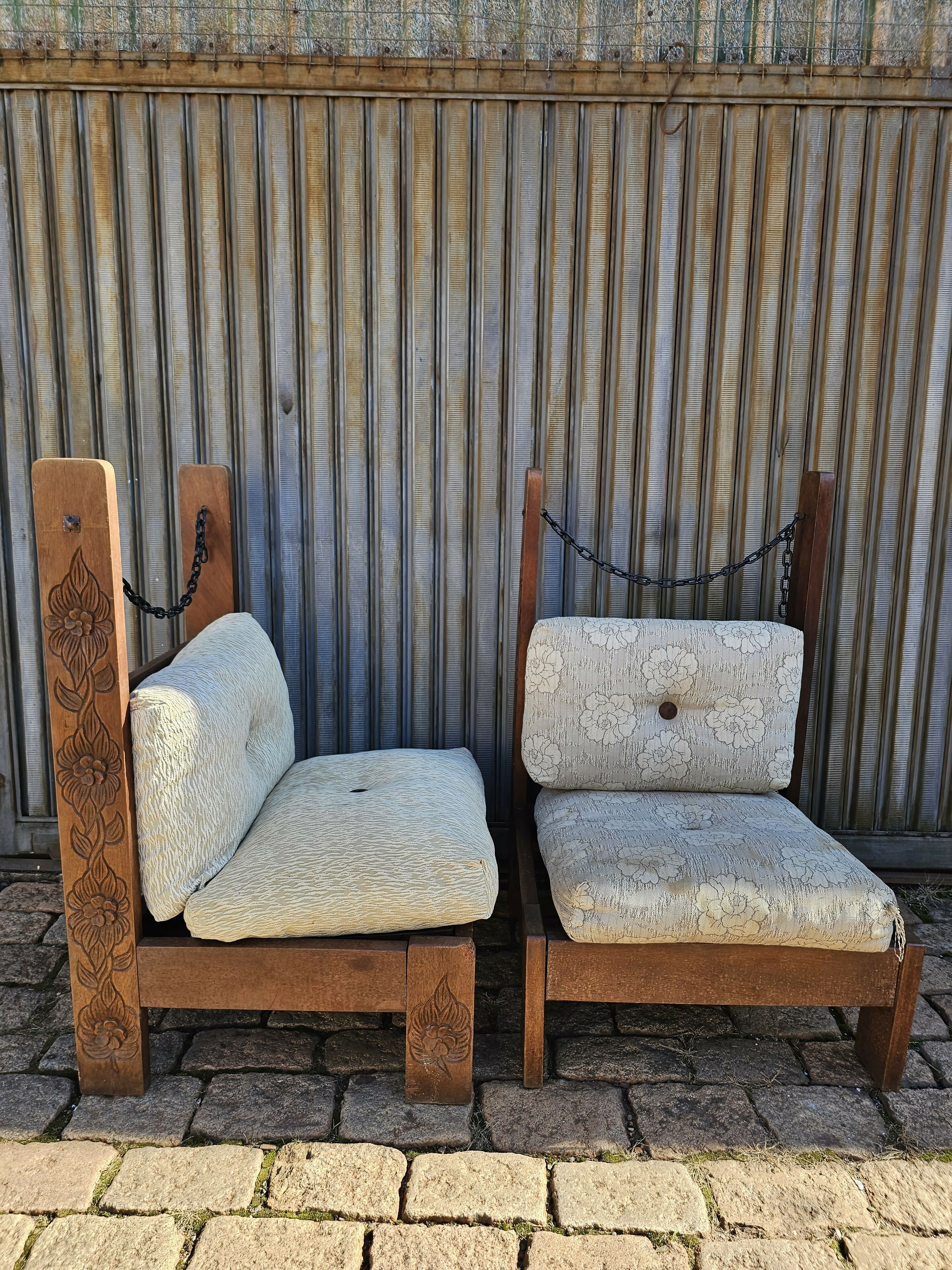 Par de poltronas antigas estilo medieval