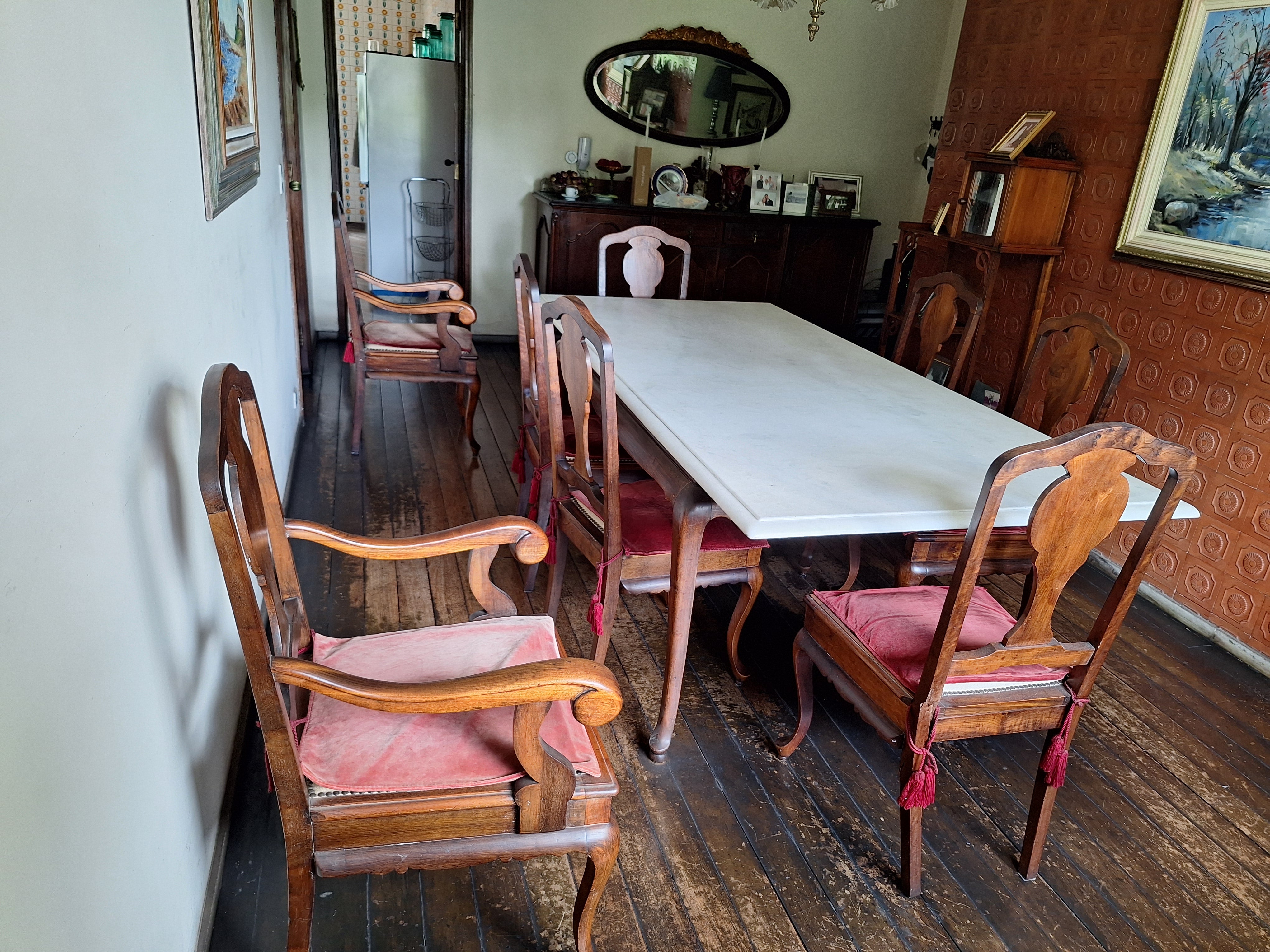 CONJUNTO DE SALA DE JANTAR CLÁSSICO EM MADEIRA NOBRE (Mesa de Mármore, cadeiras, Buffet) 