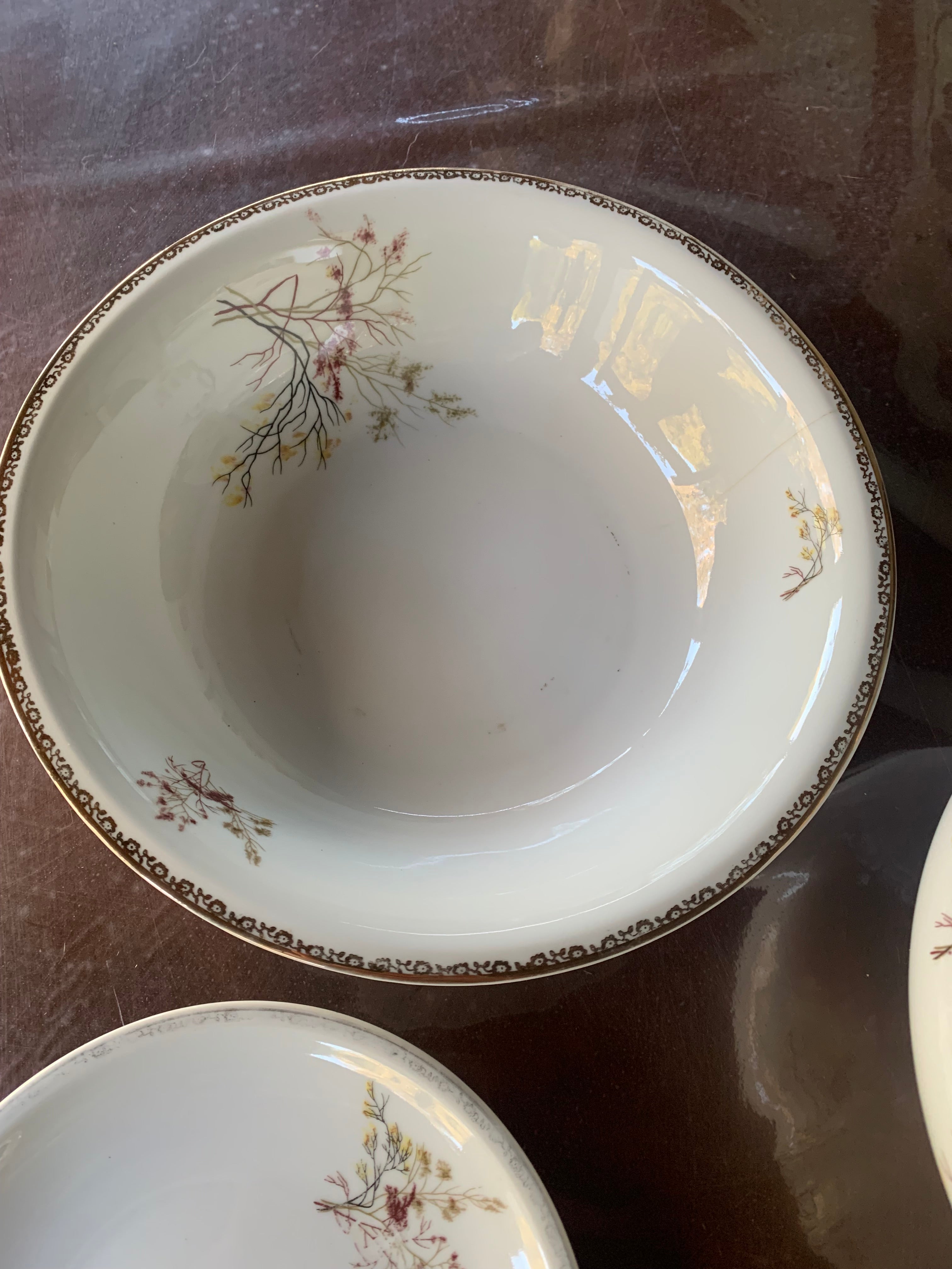 Raro conjunto em porcelana Real sopeira e travessas com detalhes dourados e motivos florais 