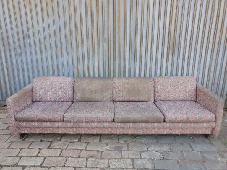 Sofá anos 70 em madeira ebanizada e estofado gobelin