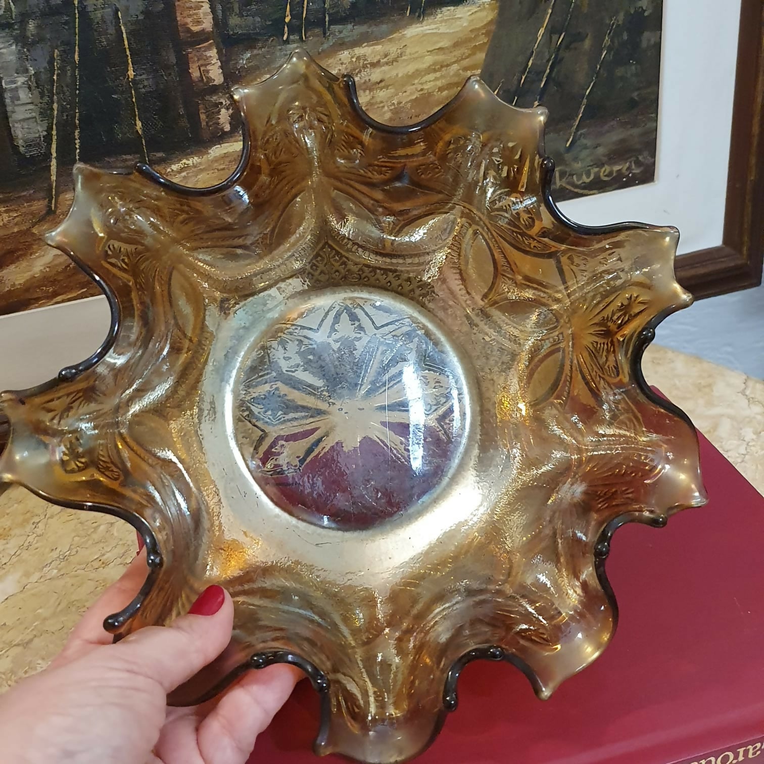 Incrível e antigo centro de mesa em Carnival Glass com maravilhosa ornamentação.